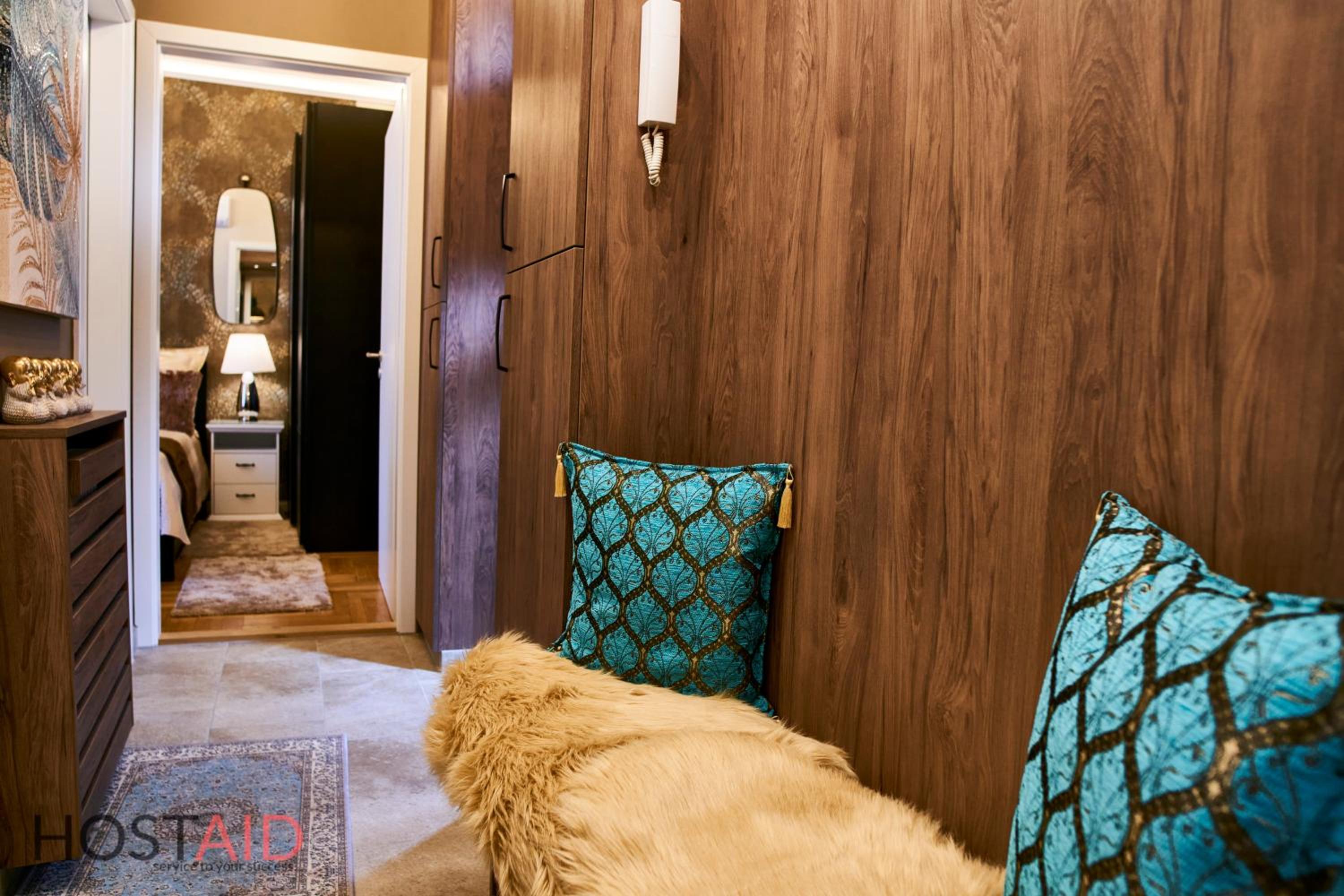 R7 Design Apartment - hostAID