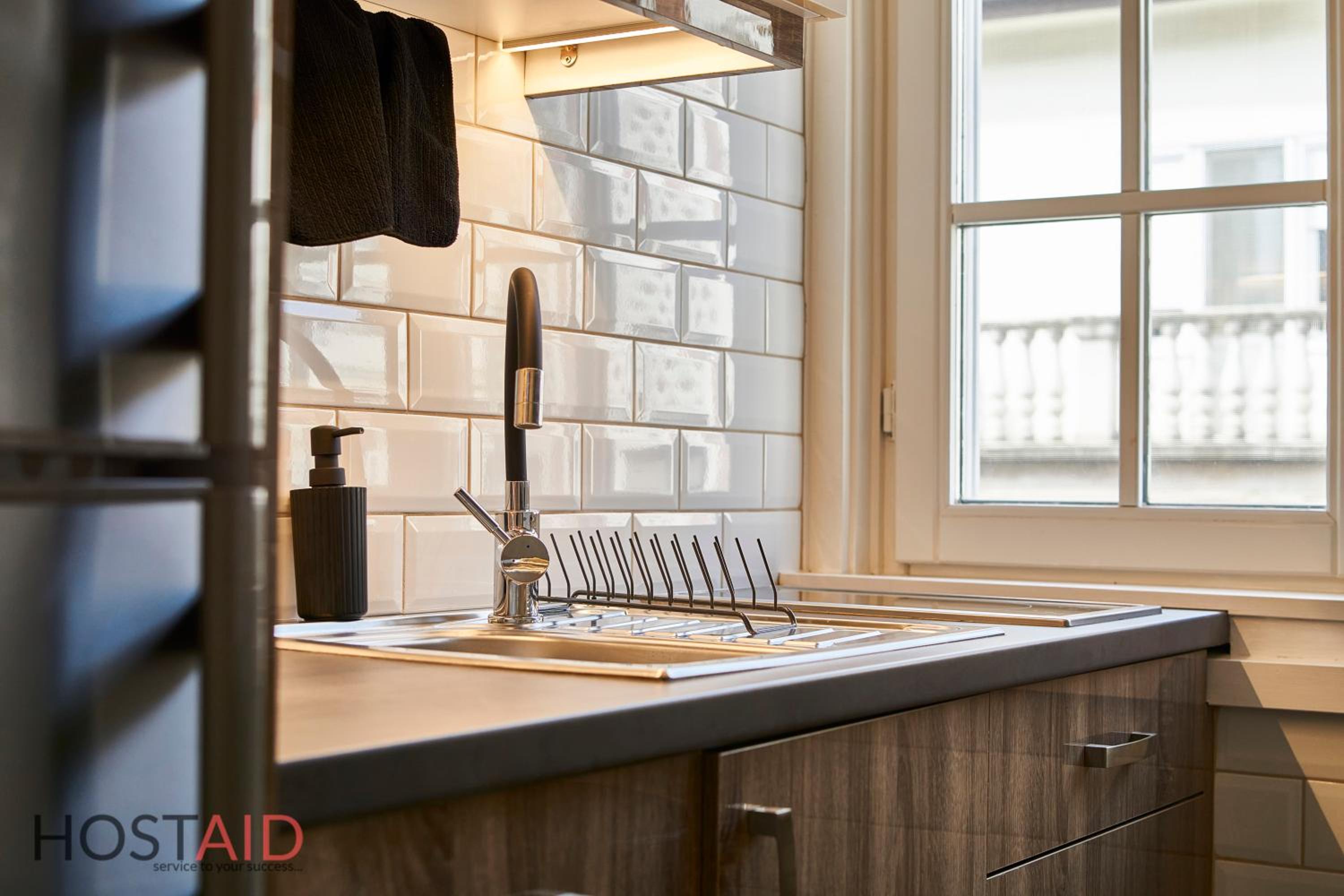 R7 Design Apartment - hostAID