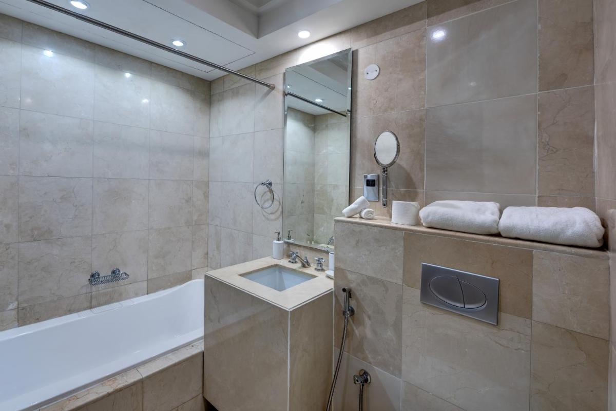 Durrani Homes - Unique Garden Apt at Souk Al Bahar besides Dubai Mall & Burjkhalifa with private jaccuzi