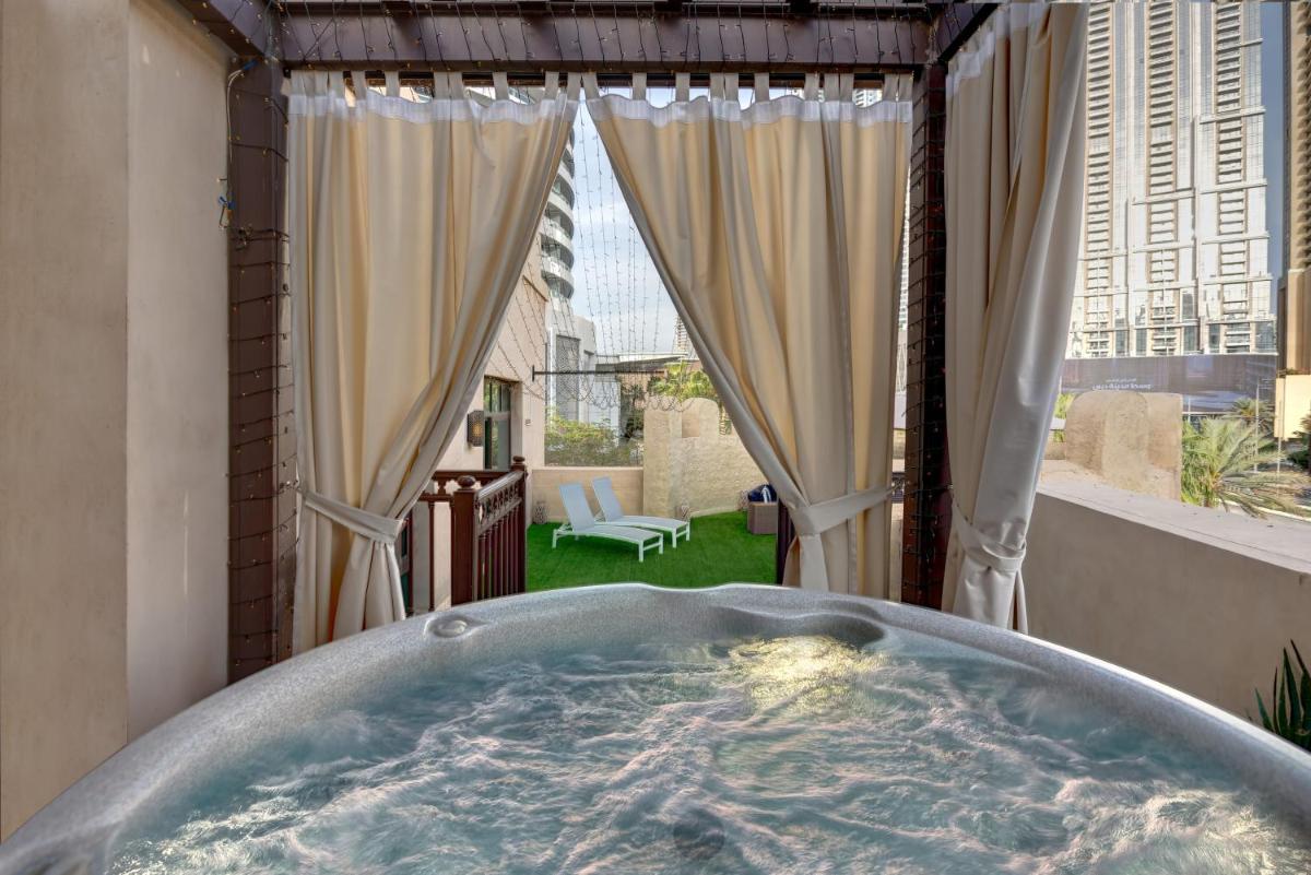 Durrani Homes - Unique Garden Apt at Souk Al Bahar besides Dubai Mall & Burjkhalifa with private jaccuzi