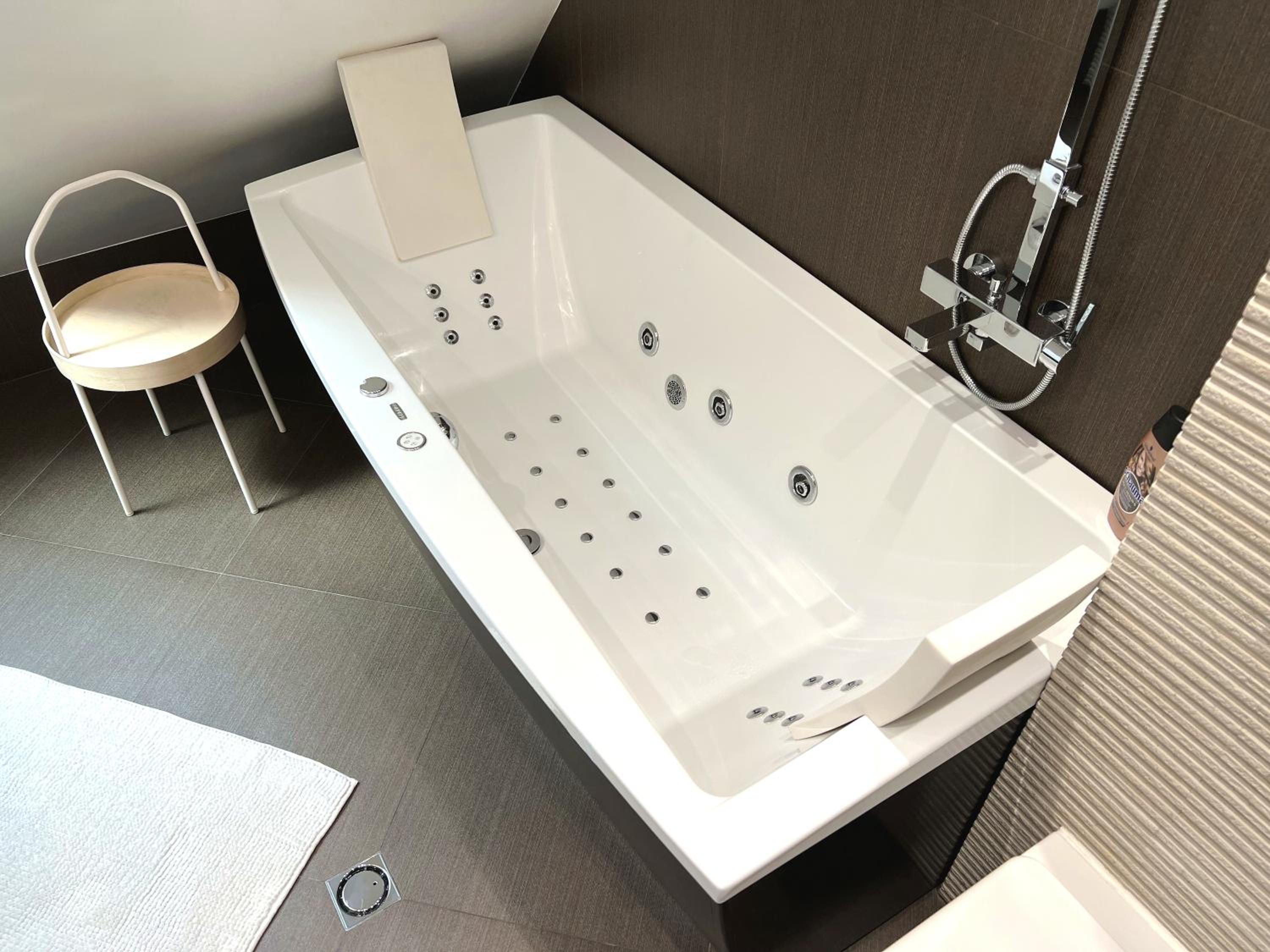 Unique Luxurious Jacuzzi PENTHOUSE DUPLEX in City Center! 2 BATHS! FREE PARKING! view 2