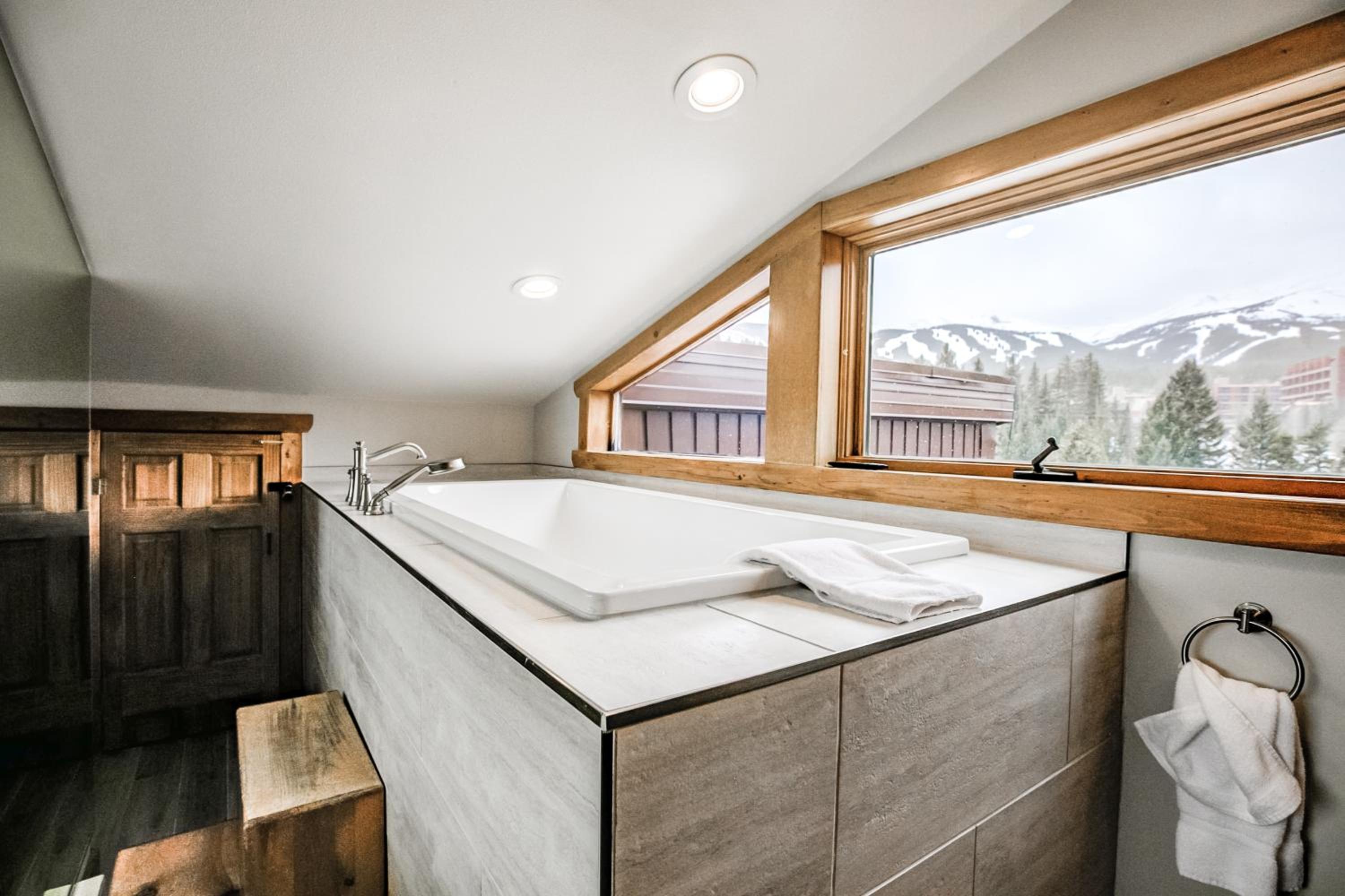 Powderhorn Penthouse Slopeview Condo: Views, Easy Slope/Town Access