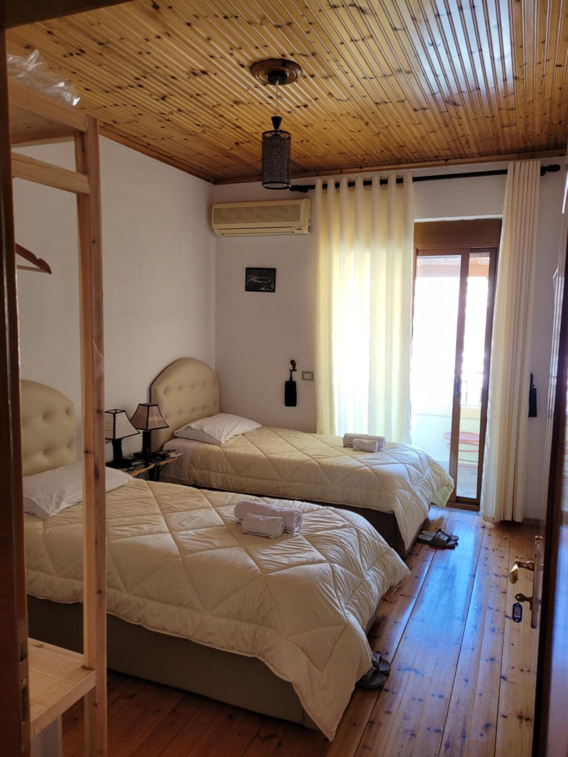 Nako Guest House bar&restaurants