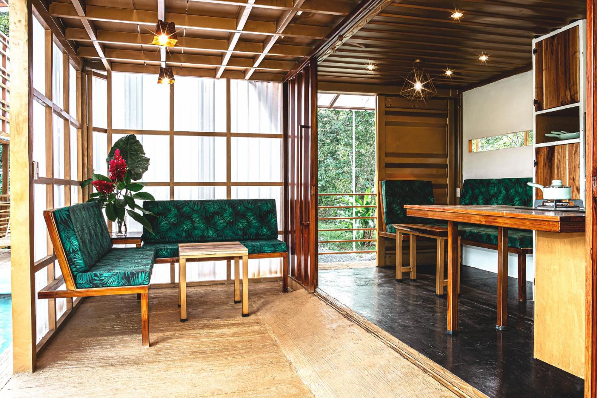 The Mimosas - Beautiful Unique Container Homes with Pool