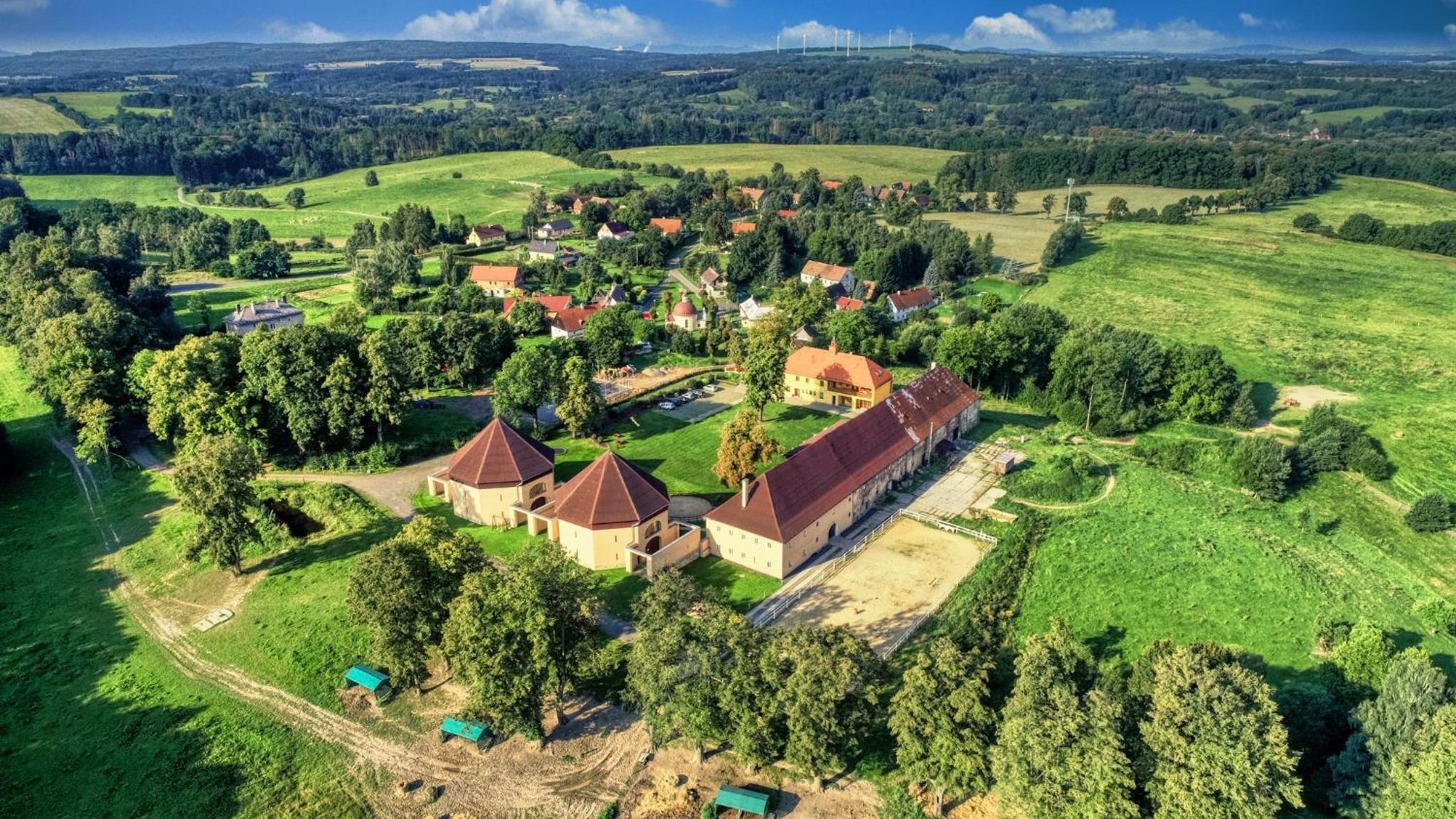 Zámecký Dvůr Černousy