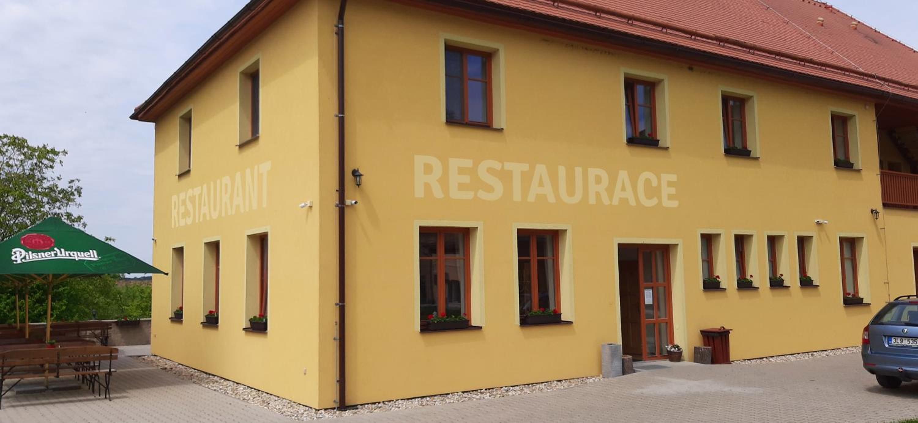 Zámecký Dvůr Černousy