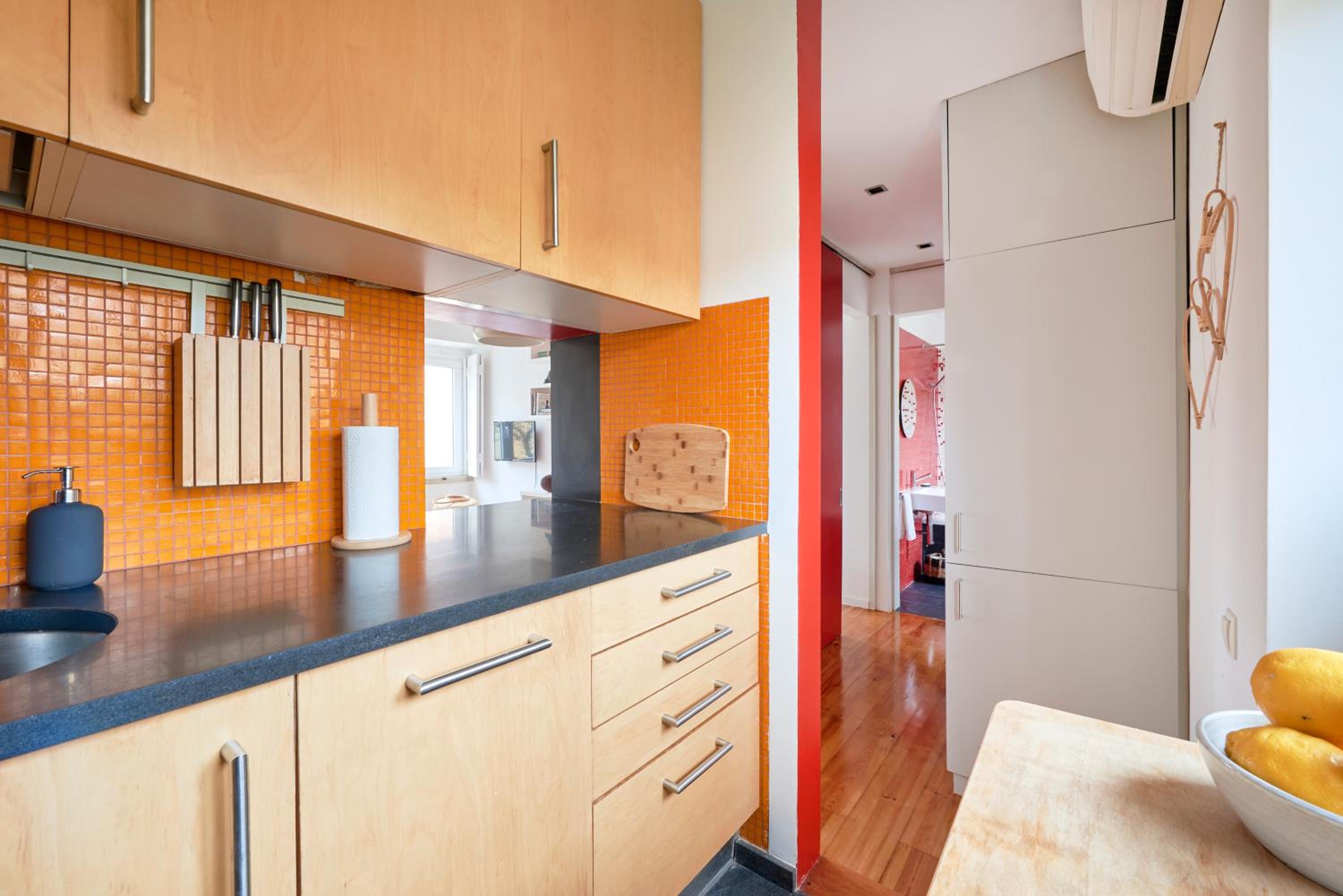 Sunny Renovated Apt With AC, By TimeCooler view 4