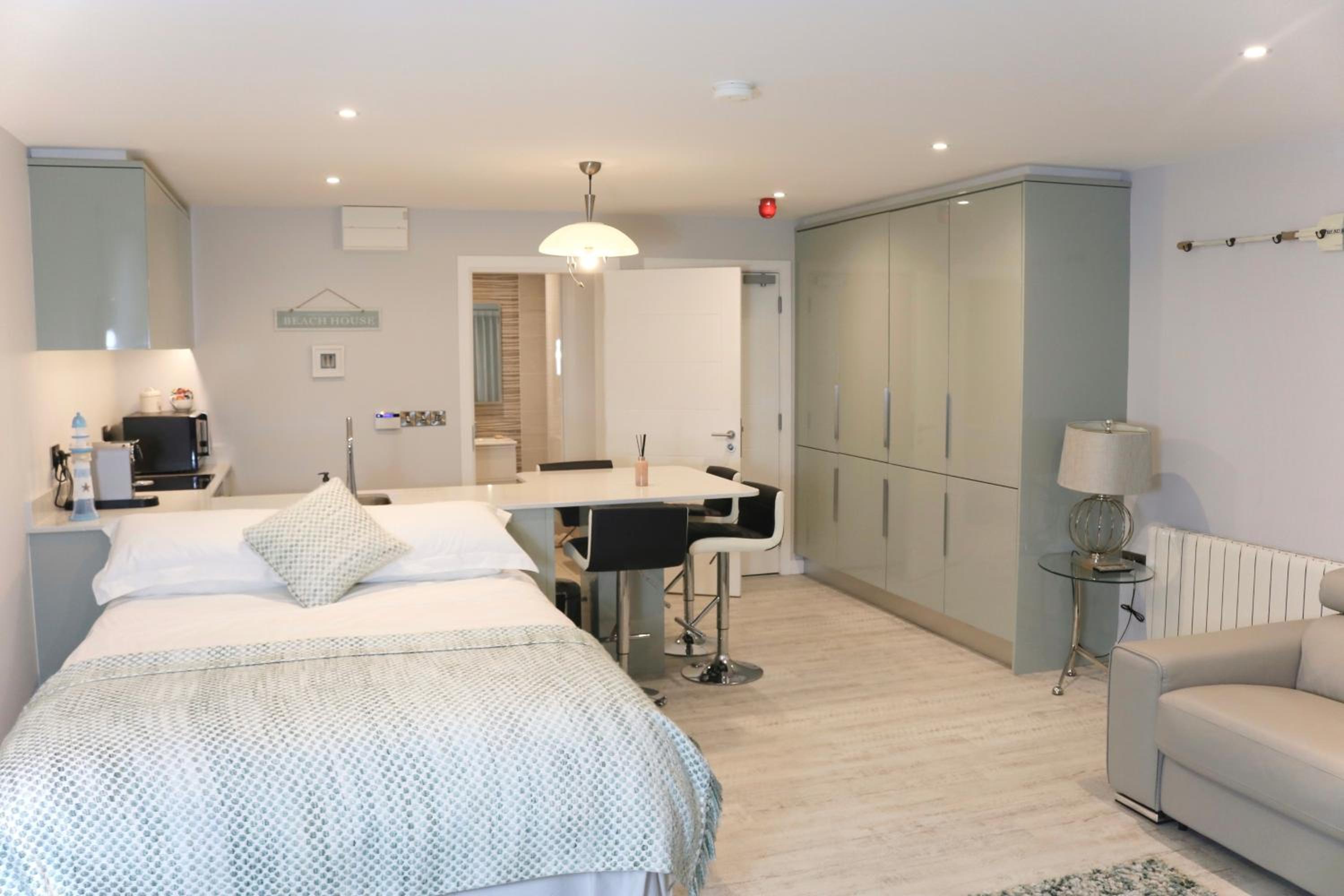 The North Cove, 20m to the Sea, Modern Studio Apartment view 5