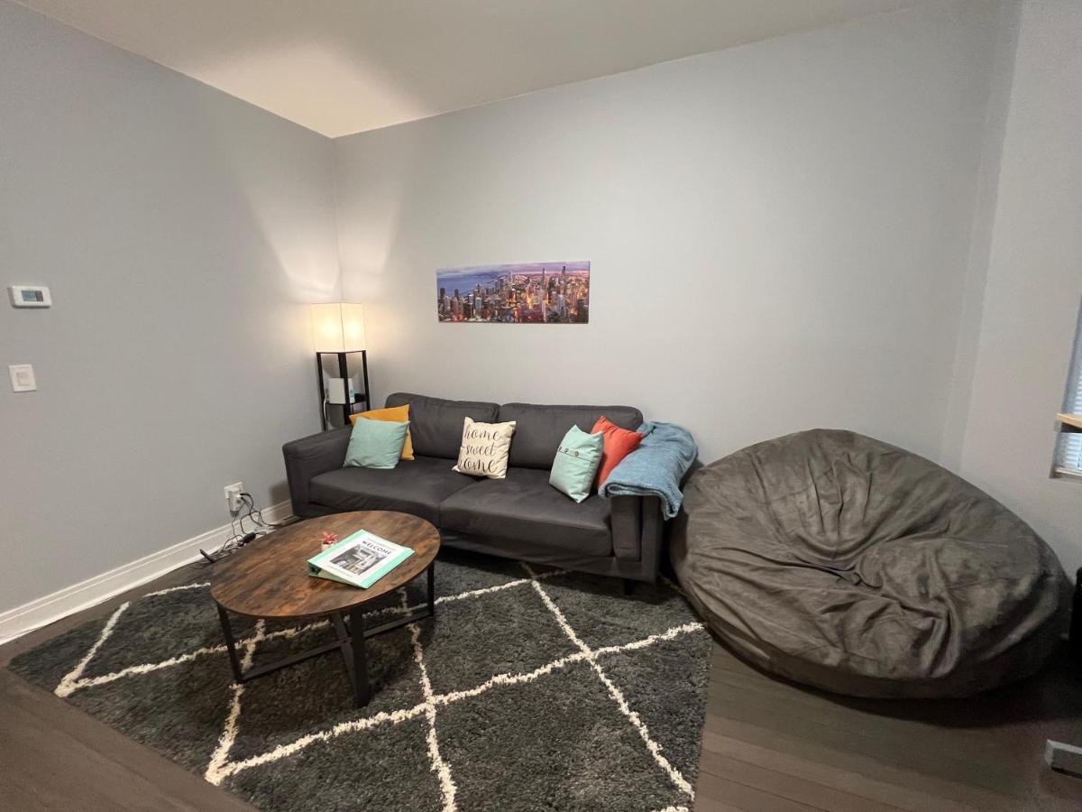 Lovely Logan Square 2-Bedroom in Chicago view 2