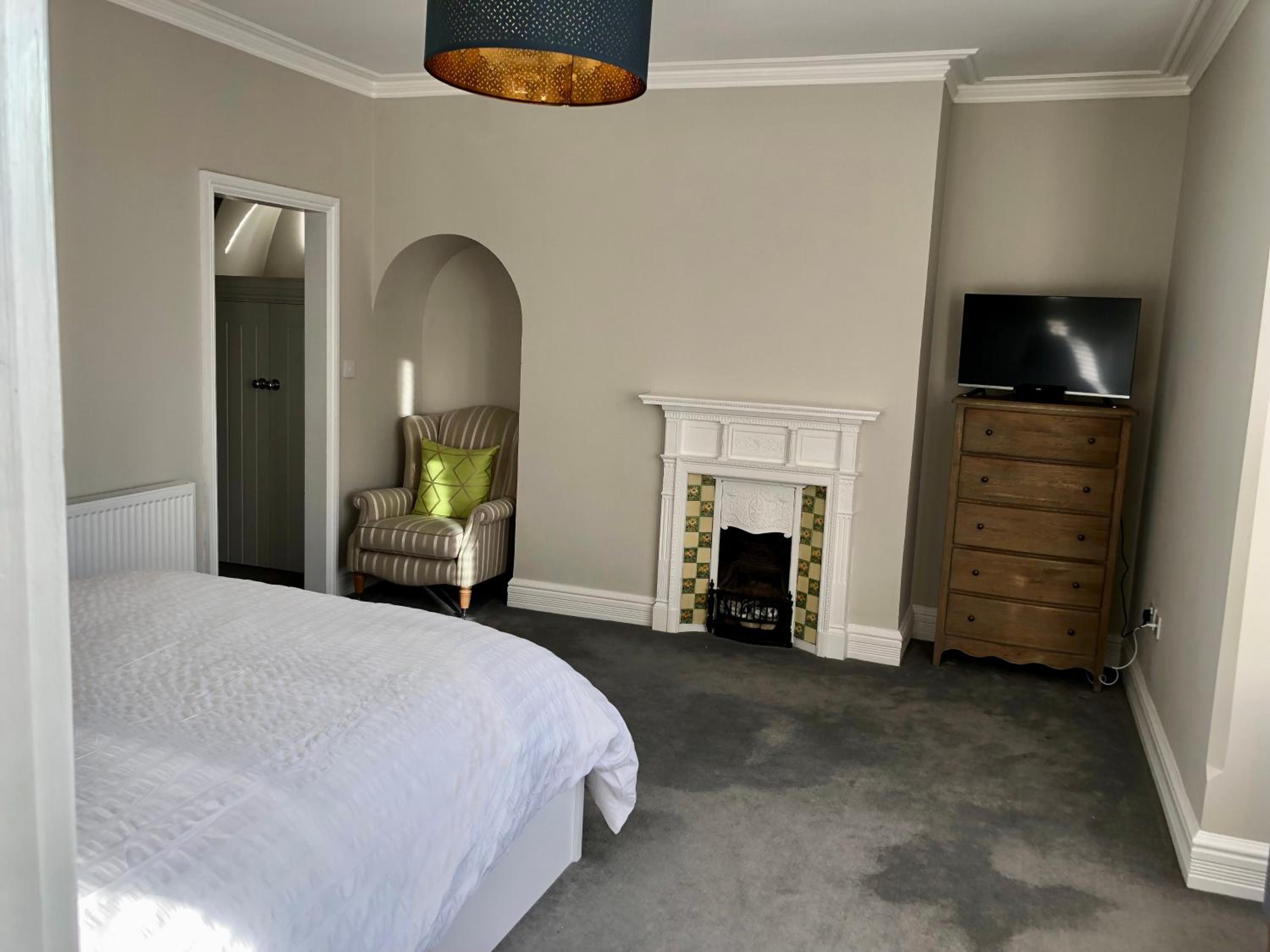 Stunning 2 Bed Georgian Apartment view 4