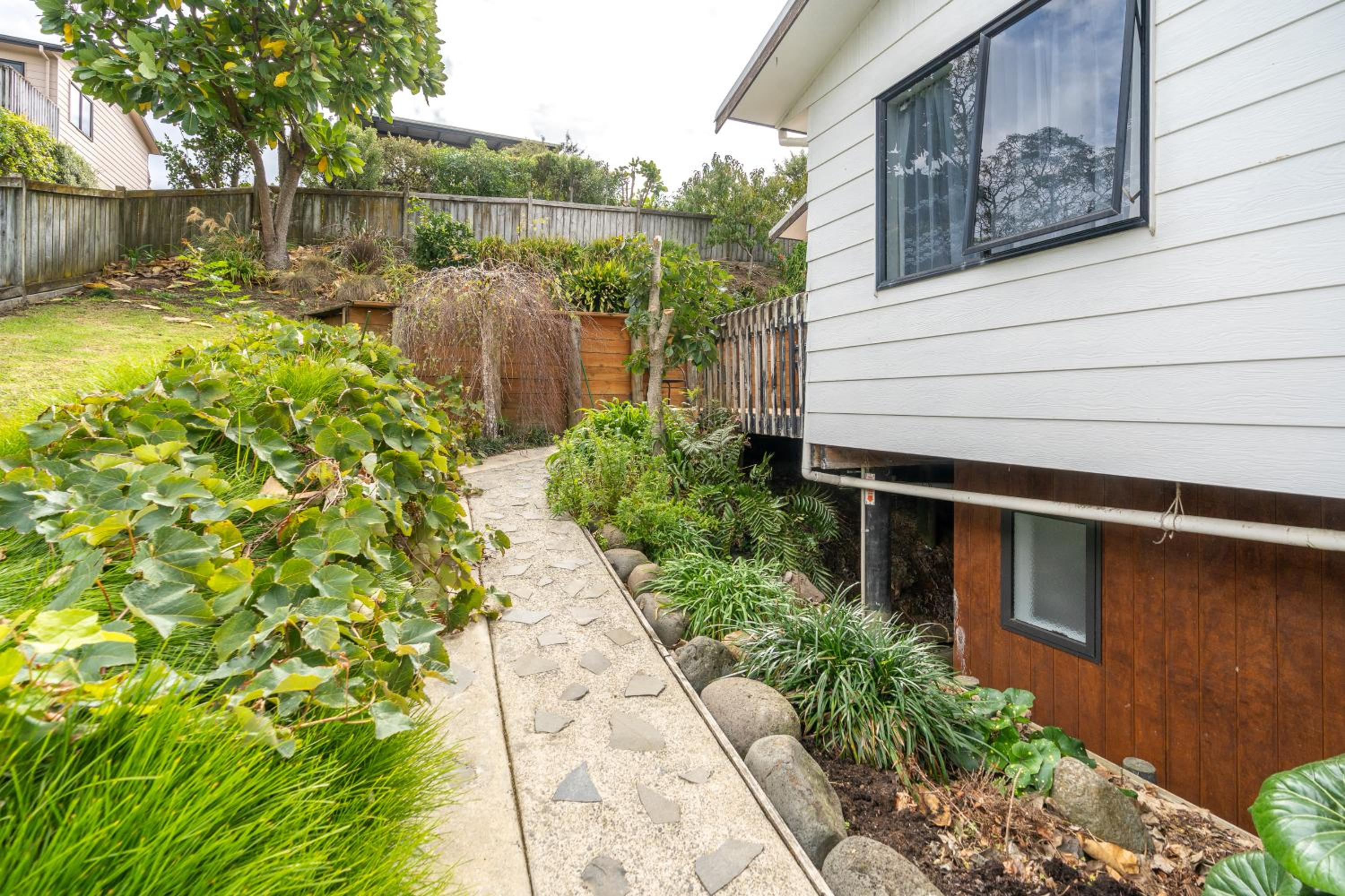 Comfy Raglan Base - Walk to Beach and Village - Roberts St - Family Home Upstairs view 4