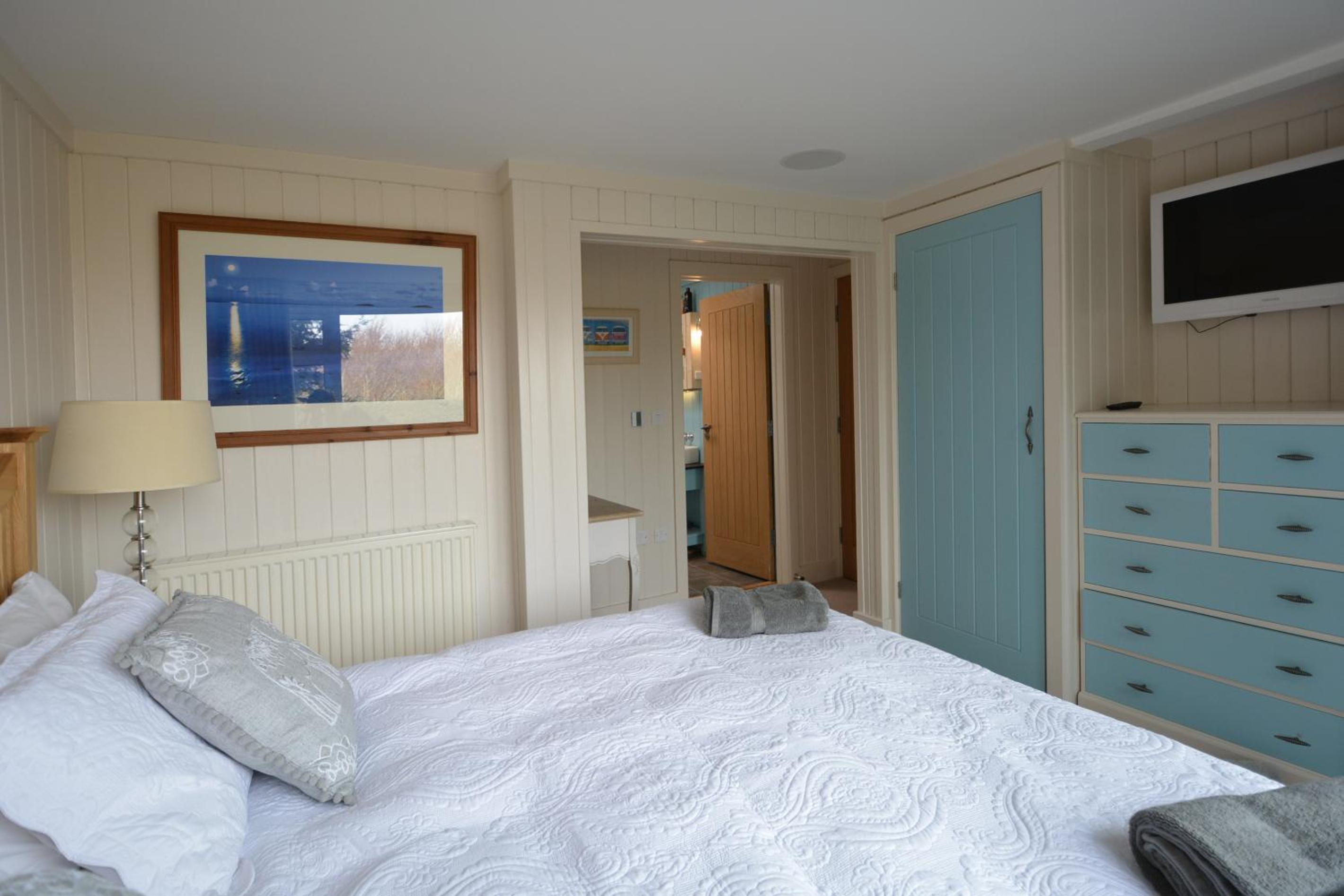 Penmorfa - Sublime Abersoch retreat with roof terrace, 80m from beach, great for surfing view 2