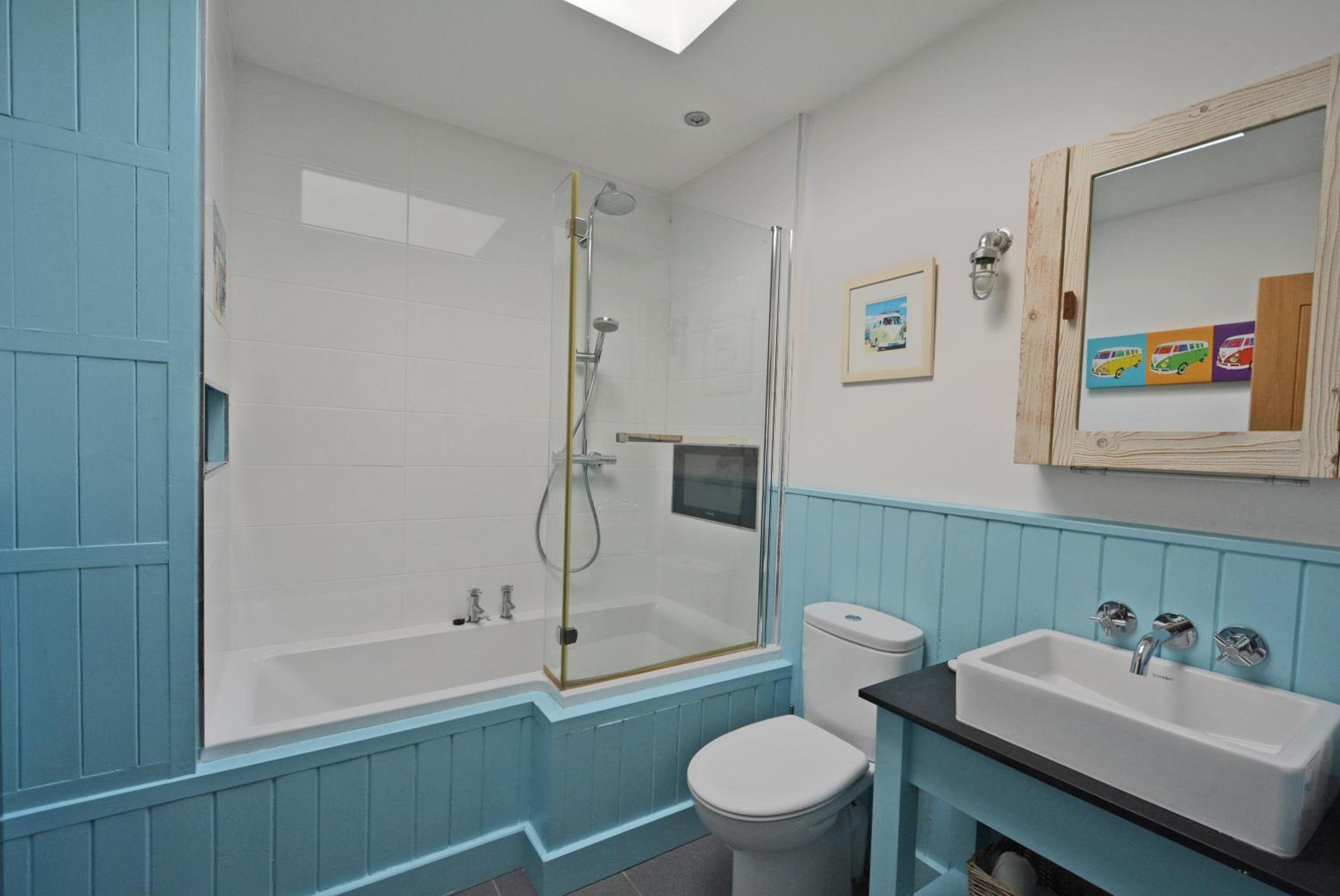 Penmorfa - Sublime Abersoch retreat with roof terrace, 80m from beach, great for surfing view 3