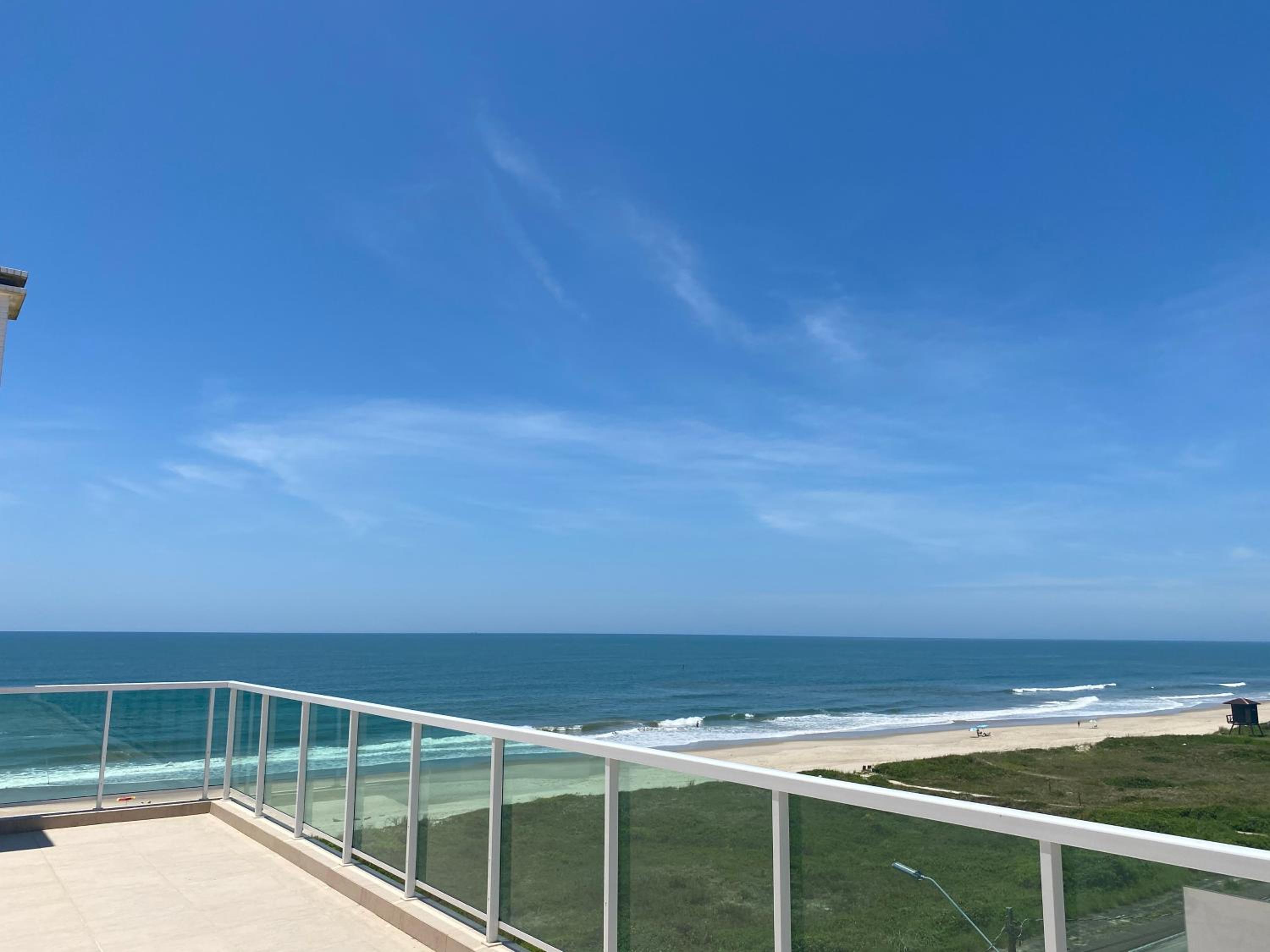 Lindo Studio Matinhos Prédio na beira mar.