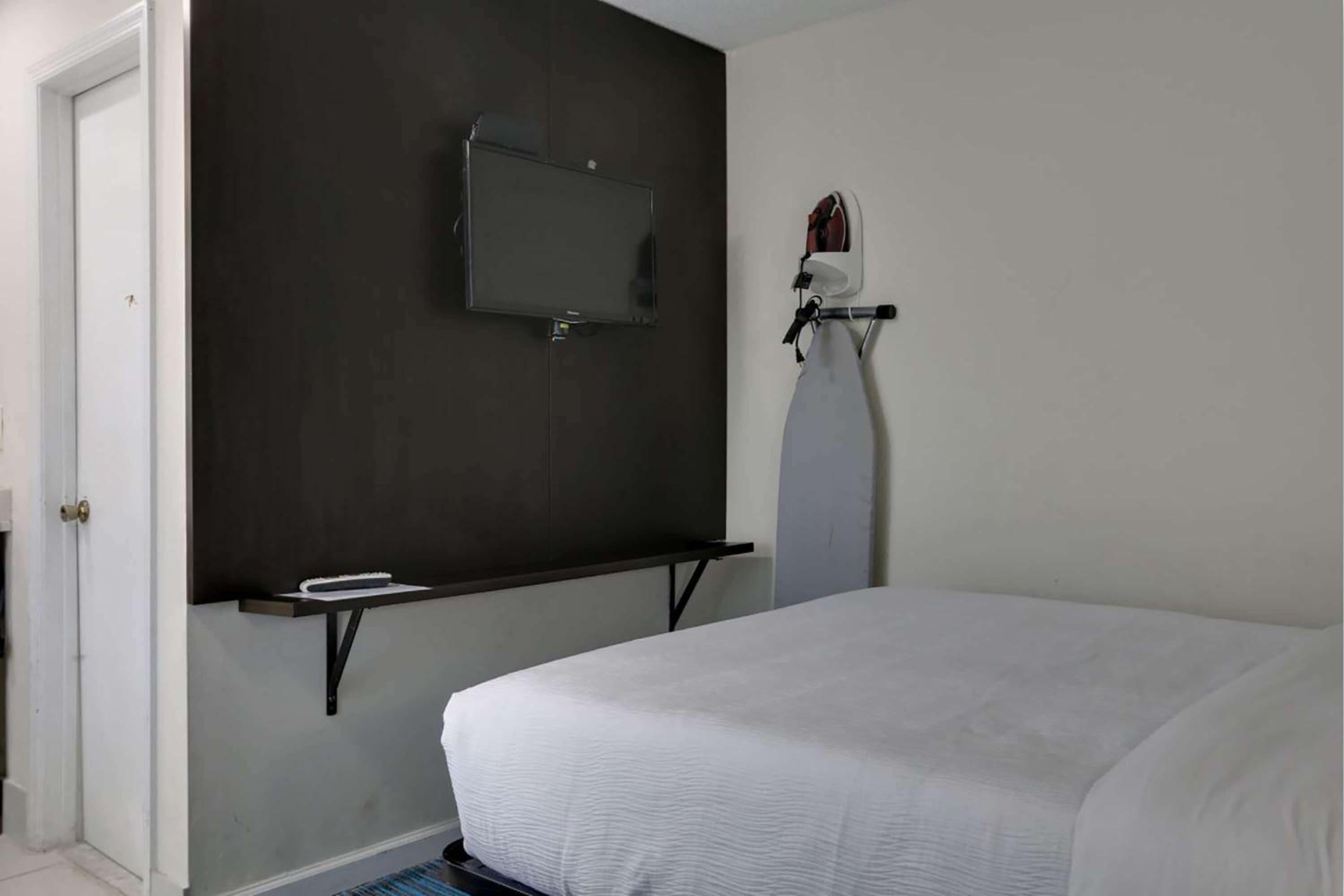Travelodge by Wyndham Calhoun South I-75