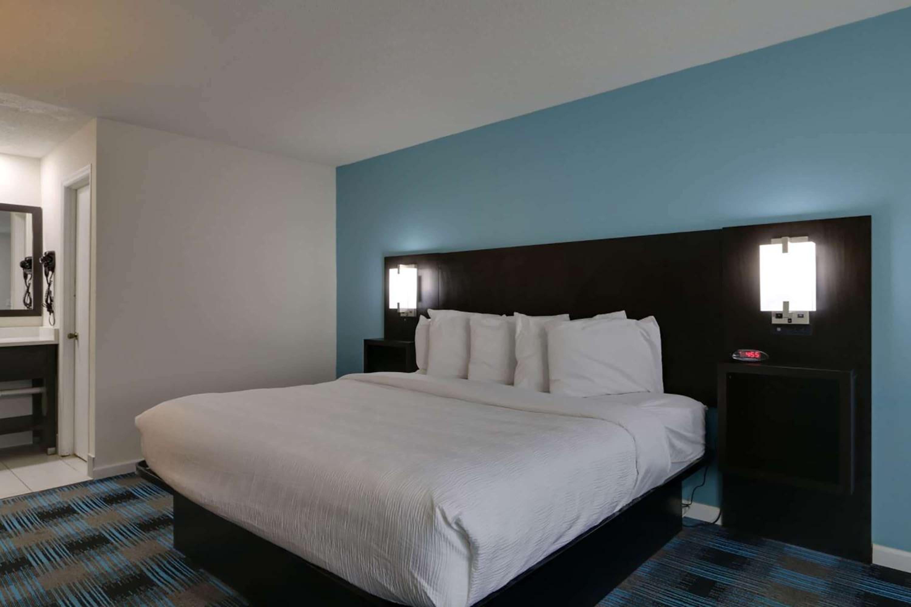 Travelodge by Wyndham Calhoun South I-75