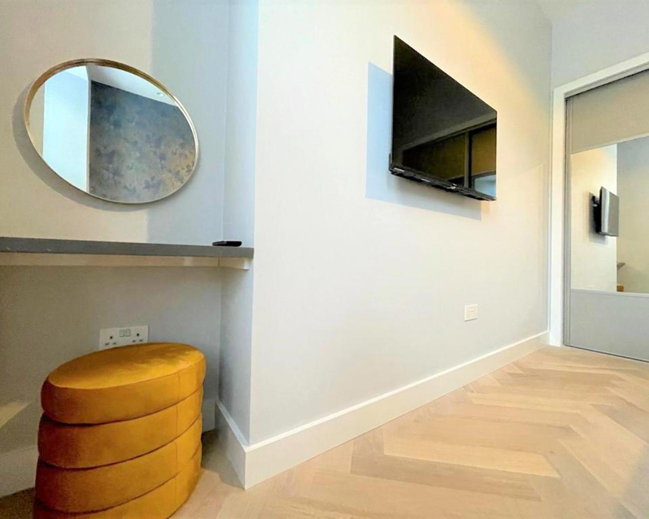 Trendy and Newly Reno'd 1 Bed Nr The Meadows view 4