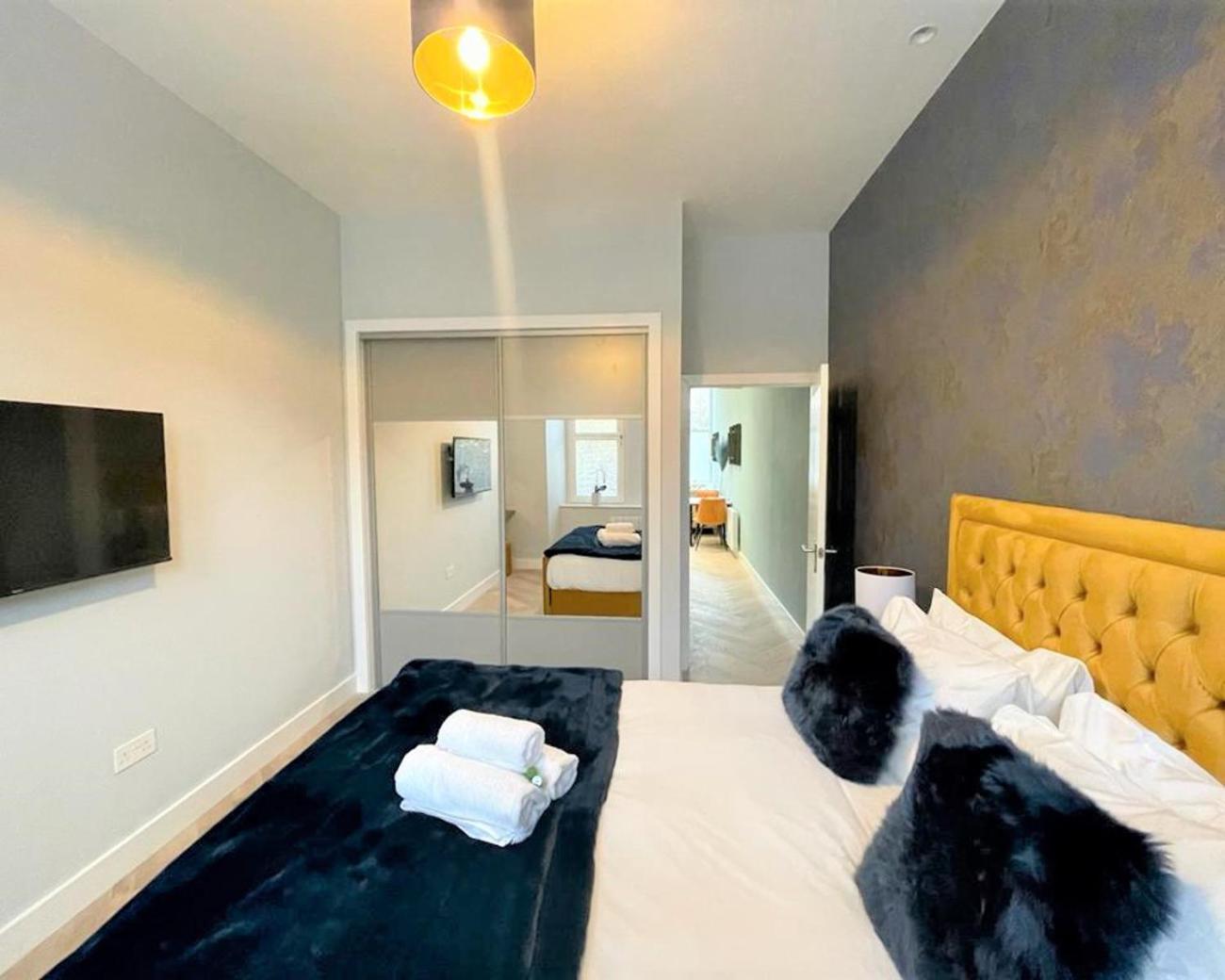 Trendy and Newly Reno'd 1 Bed Nr The Meadows view 3