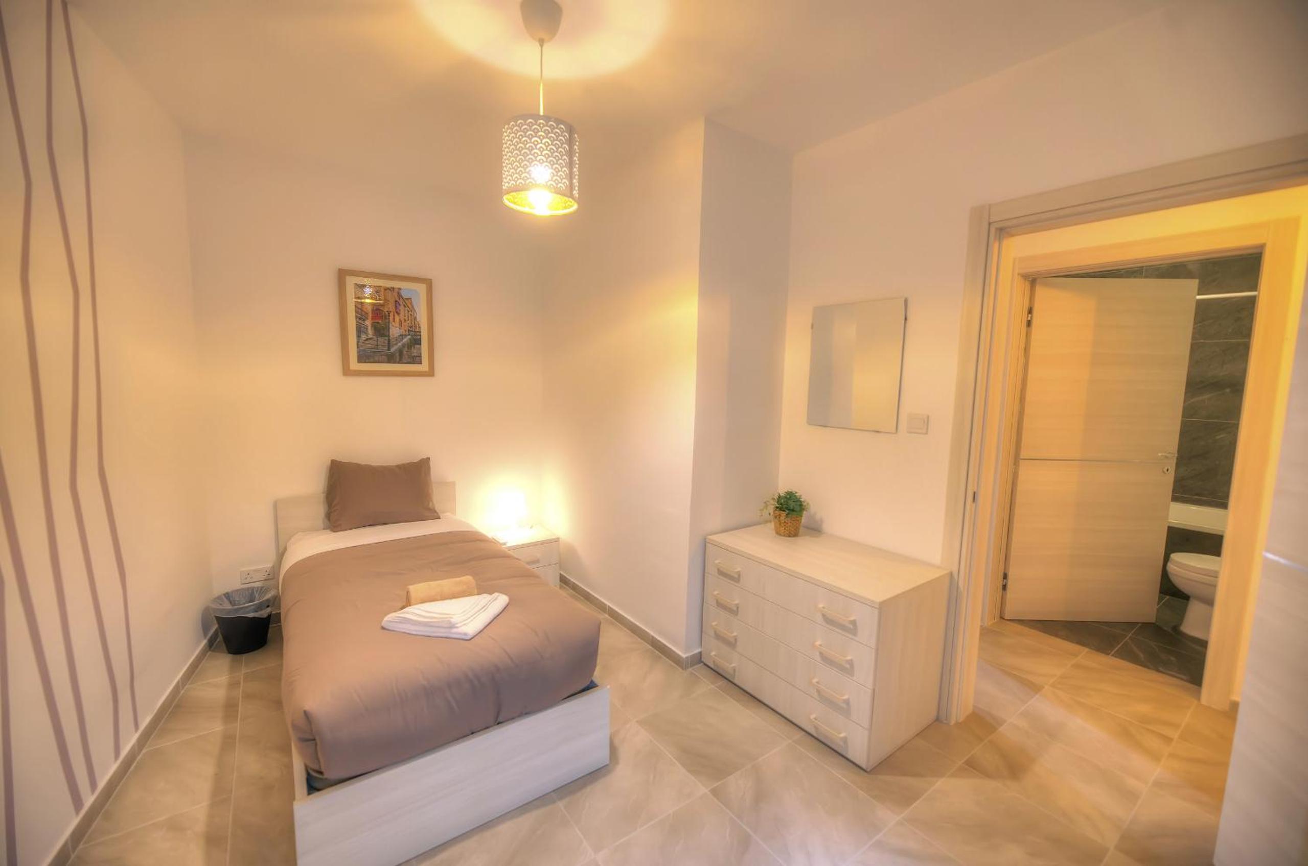 Bright and beautifully furnished apartment close to seafront BFRA1-2 view 4