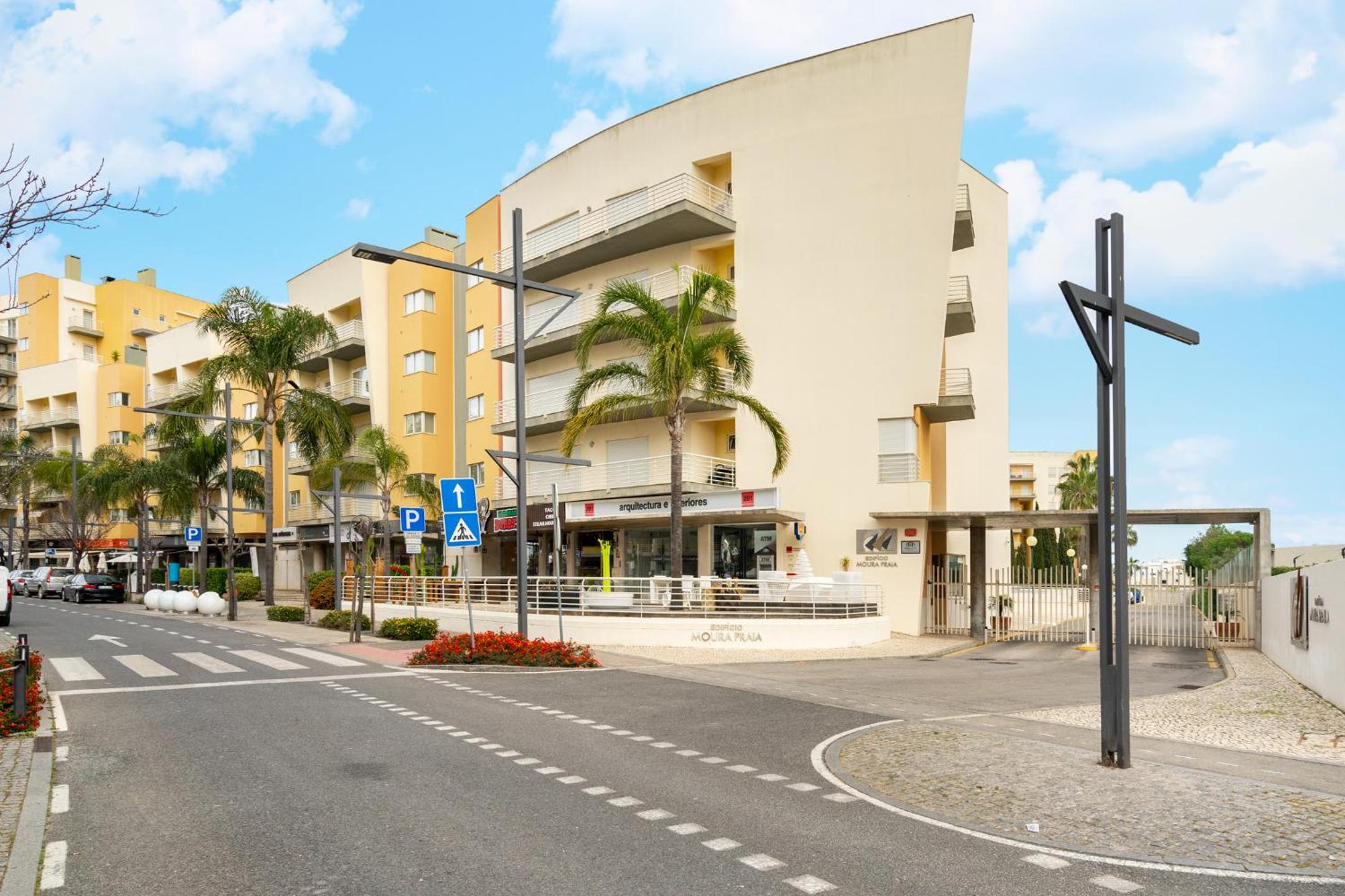 WHome Family Holidays w/ S-Pool, AC, Elevator & Garage