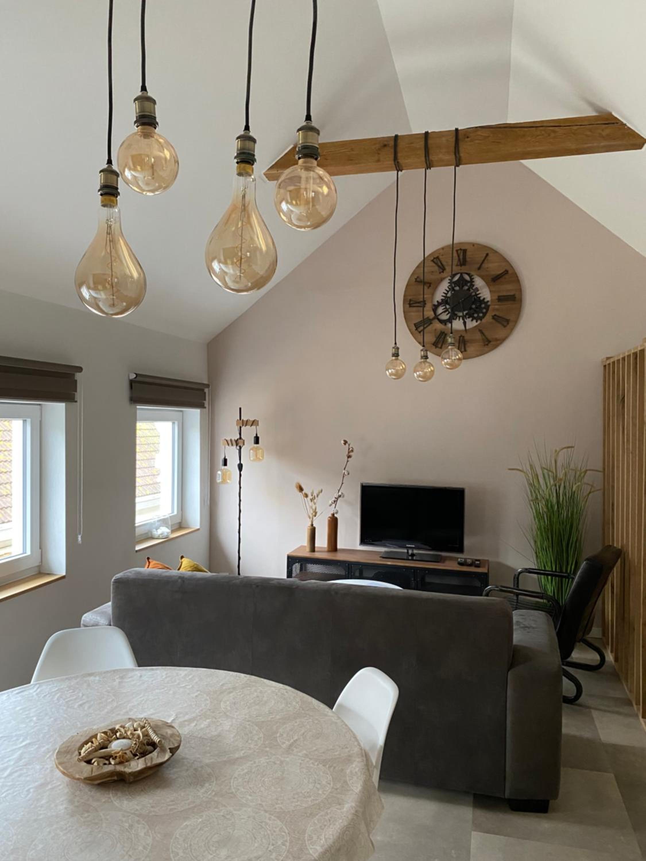 THE ROOFTOP - a trendy new apartment with airconditioning, large terrace & free parking view 5