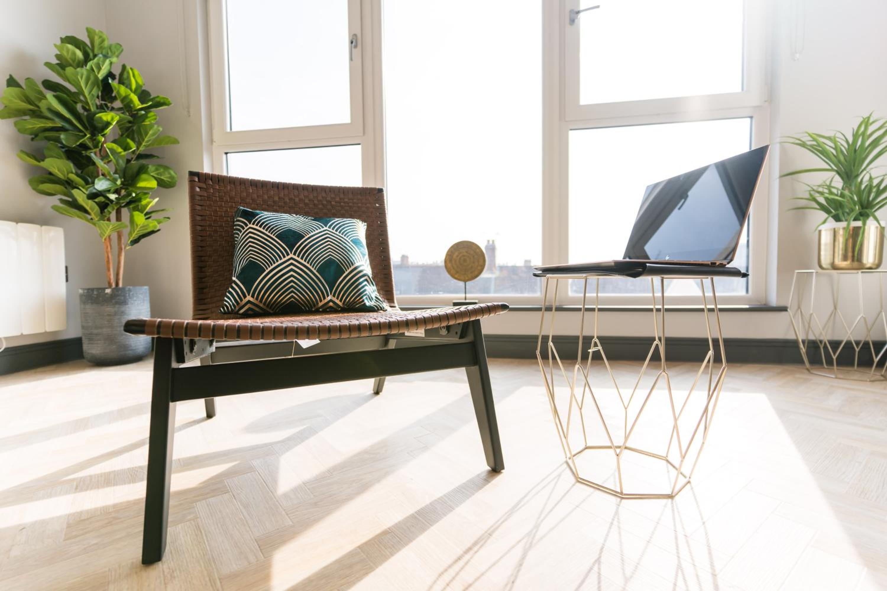 Luxe Apartments, The Moorwell, Secure Parking, - 10mins Cardiff City Ctr - Image 2