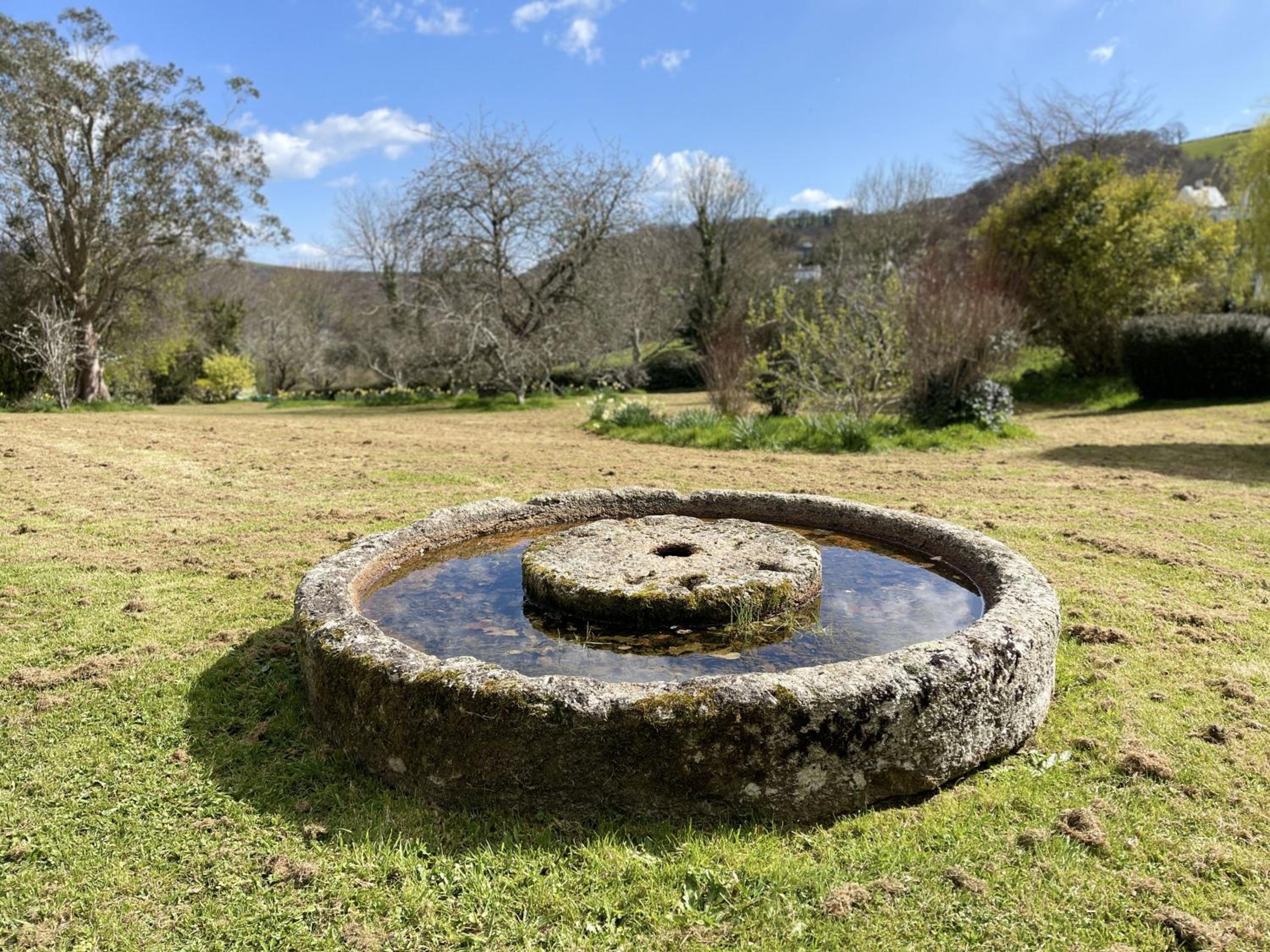 Orchard Cottage - Walking distance of the river, charming sunny patio, quiet location