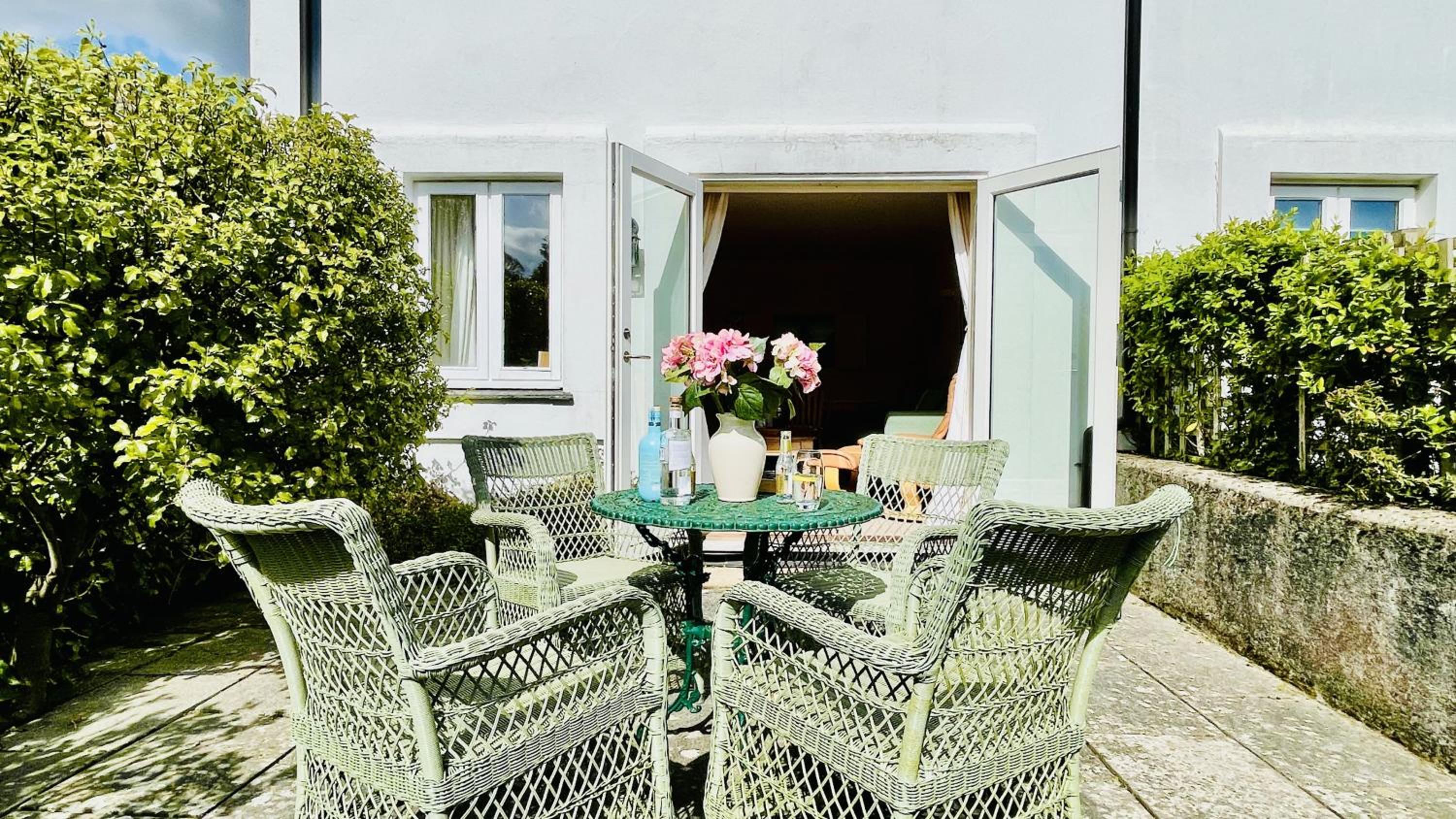 Orchard Cottage - Walking distance of the river, charming sunny patio, quiet location