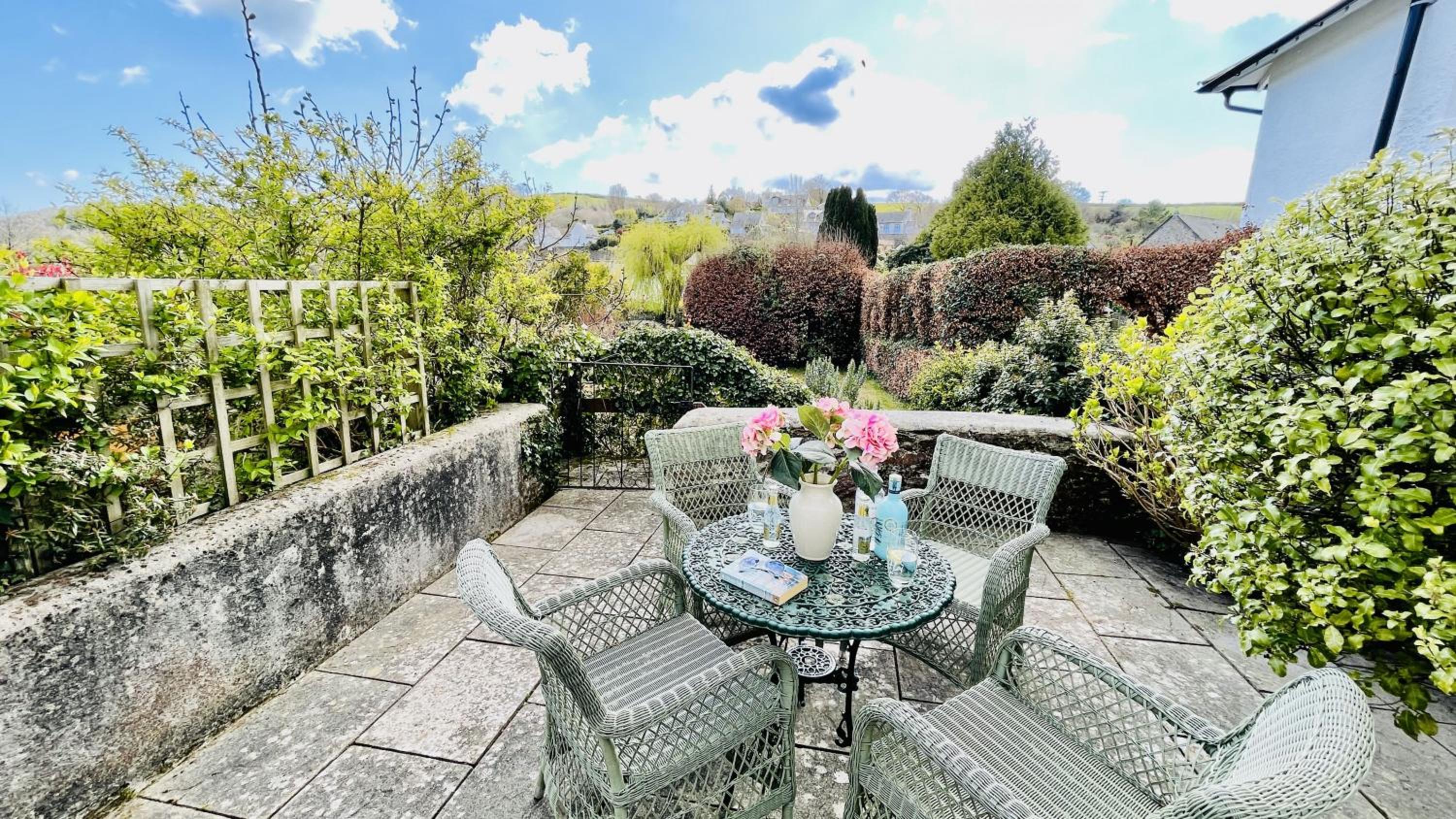 Orchard Cottage - Walking distance of the river, charming sunny patio, quiet location