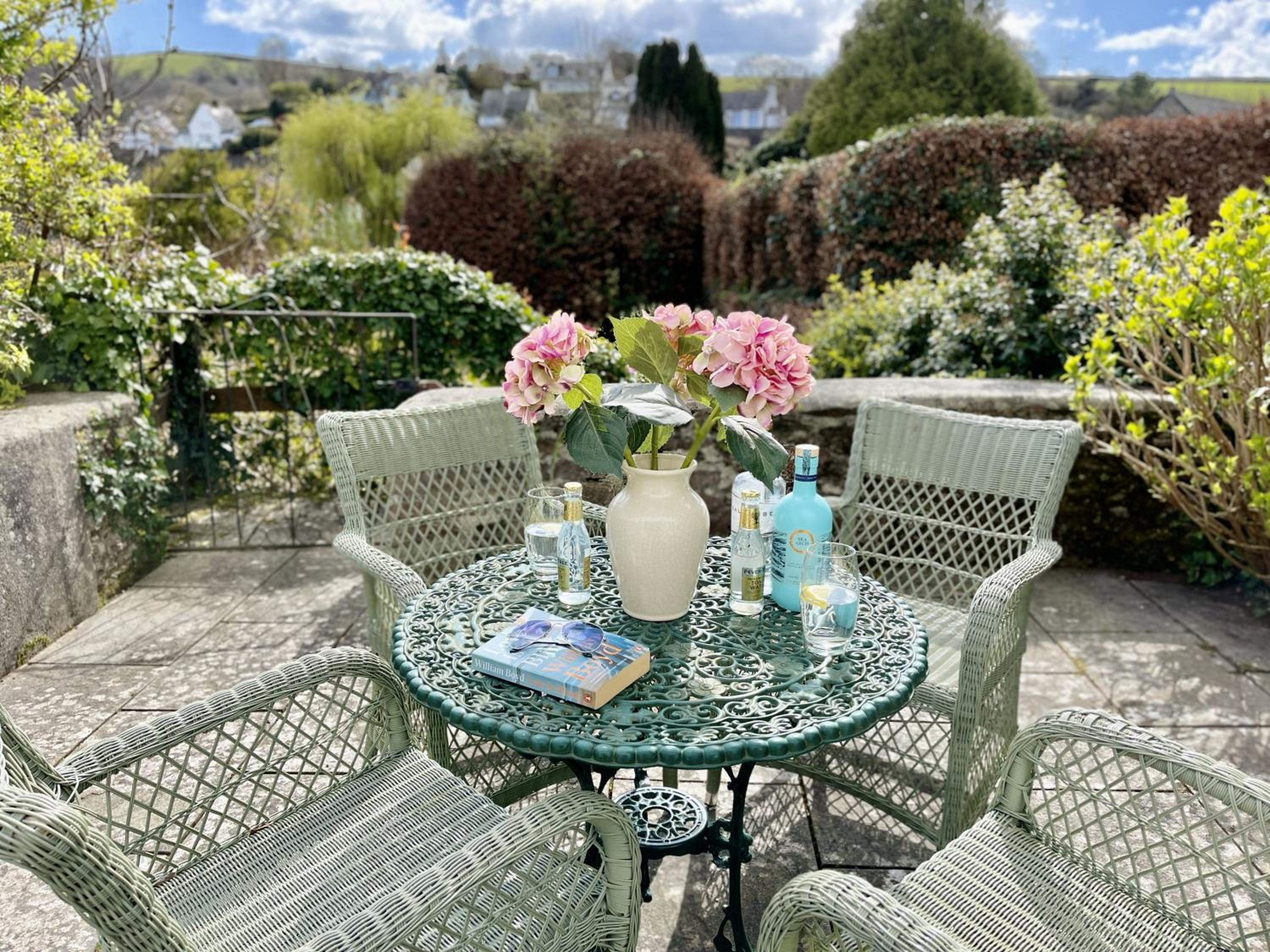 Orchard Cottage - Walking distance of the river, charming sunny patio, quiet location