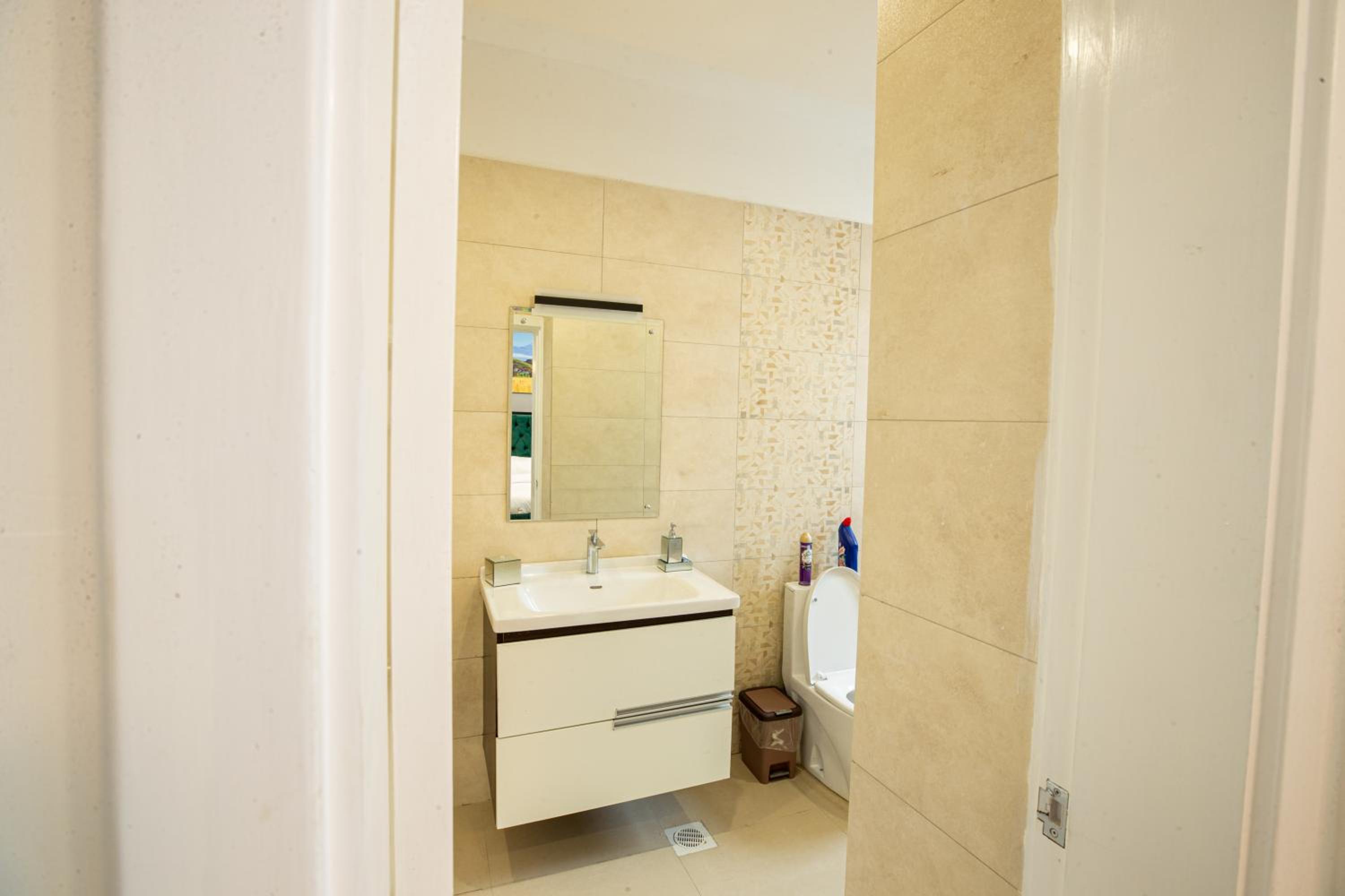 COZY 3-BEDROOM SERVICED APARTMENT IN LAVINGTON BY COZY HOMEs photo 2
