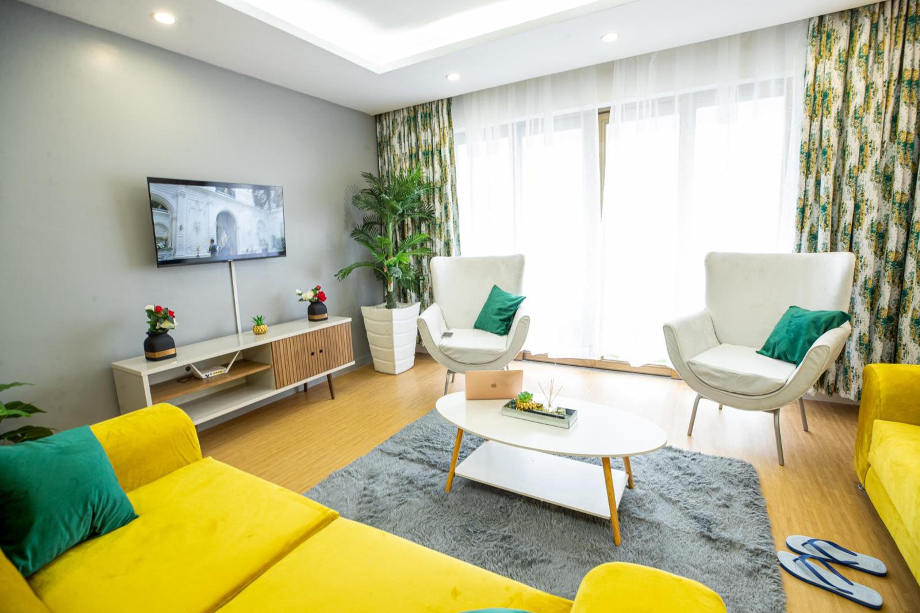 COZY 3-BEDROOM SERVICED APARTMENT IN LAVINGTON BY COZY HOMEs photo 3