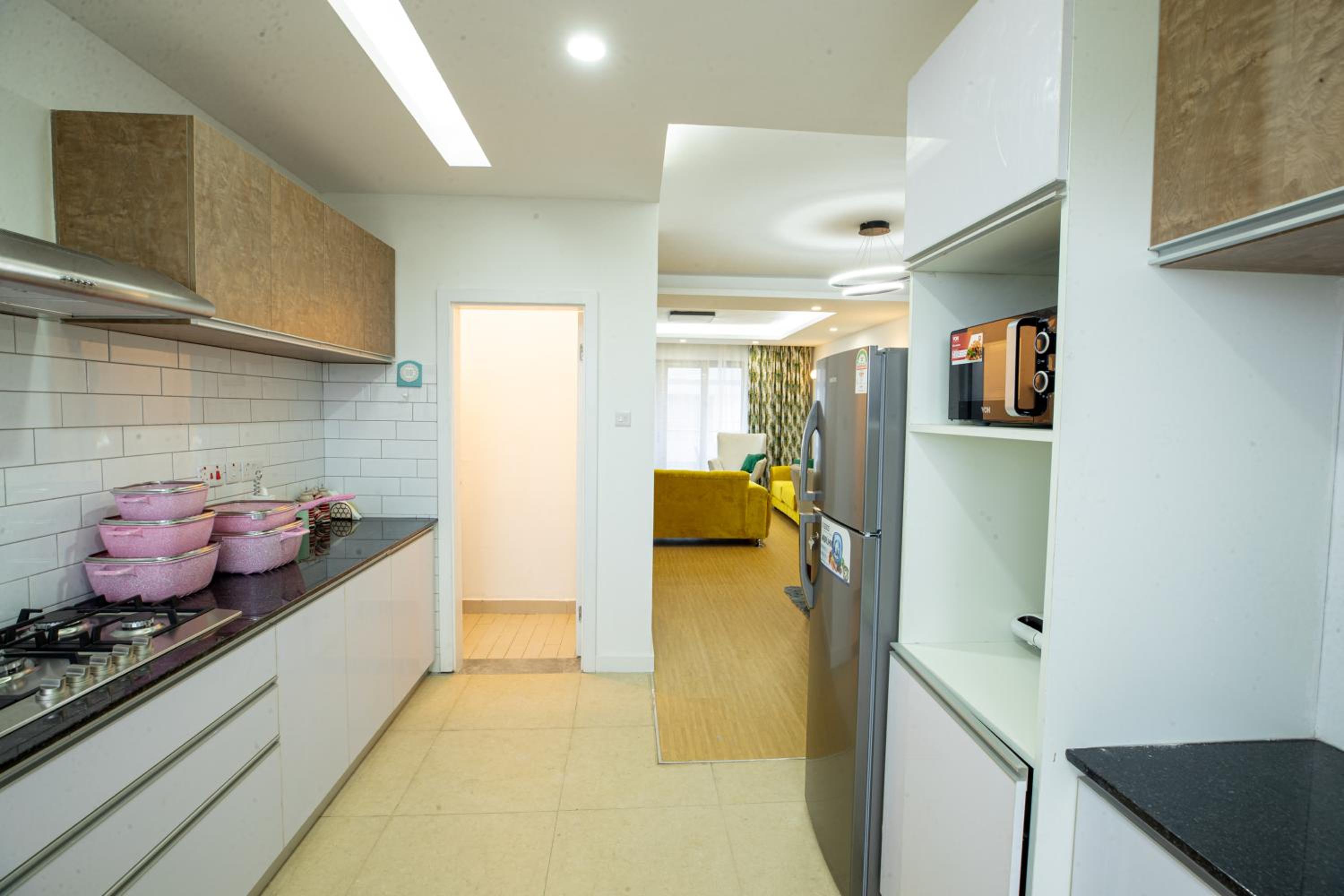 COZY 3-BEDROOM SERVICED APARTMENT IN LAVINGTON BY COZY HOMEs photo 4
