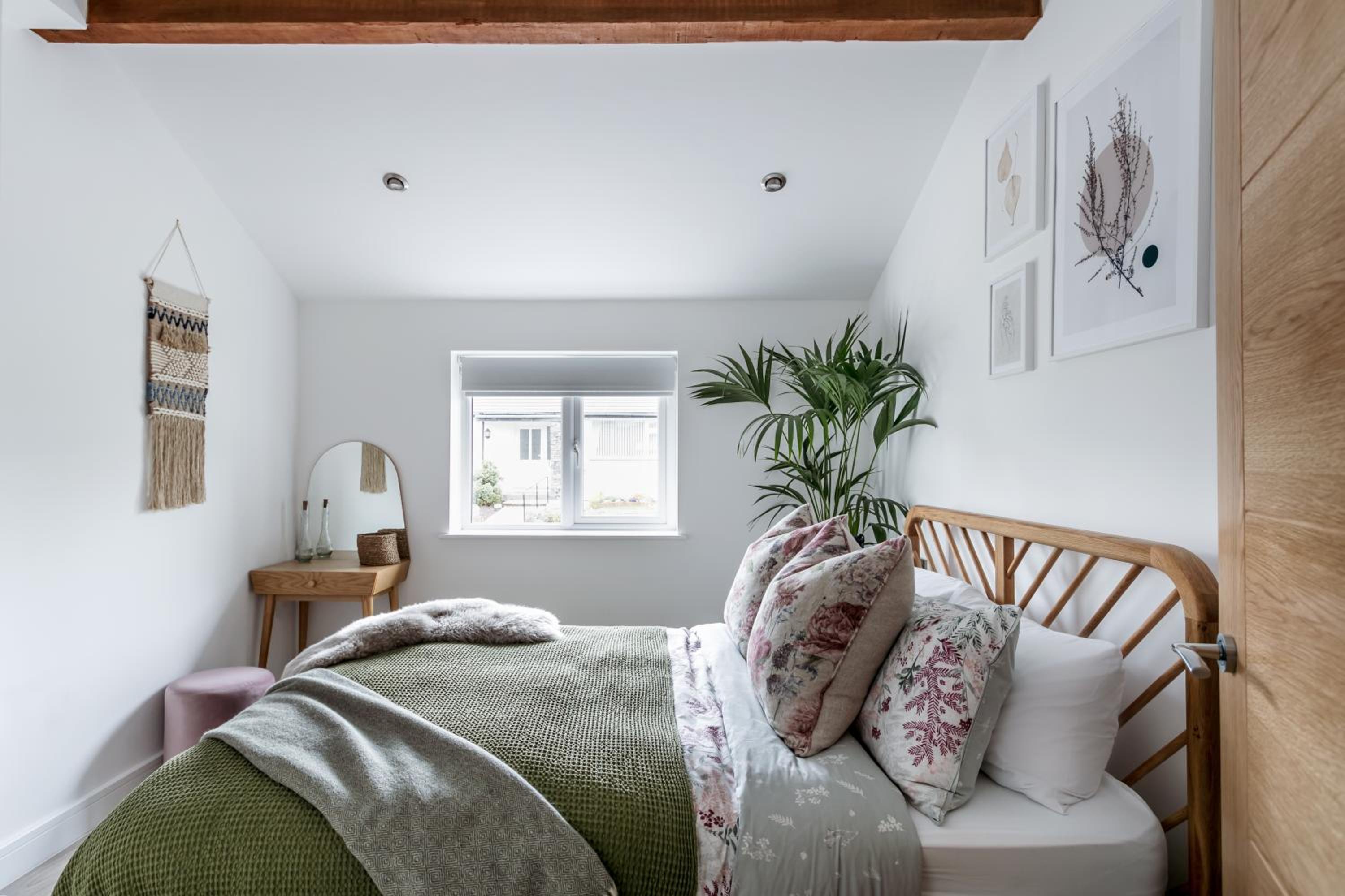 Stylish accommodation - Bowness centre with parking space view 5