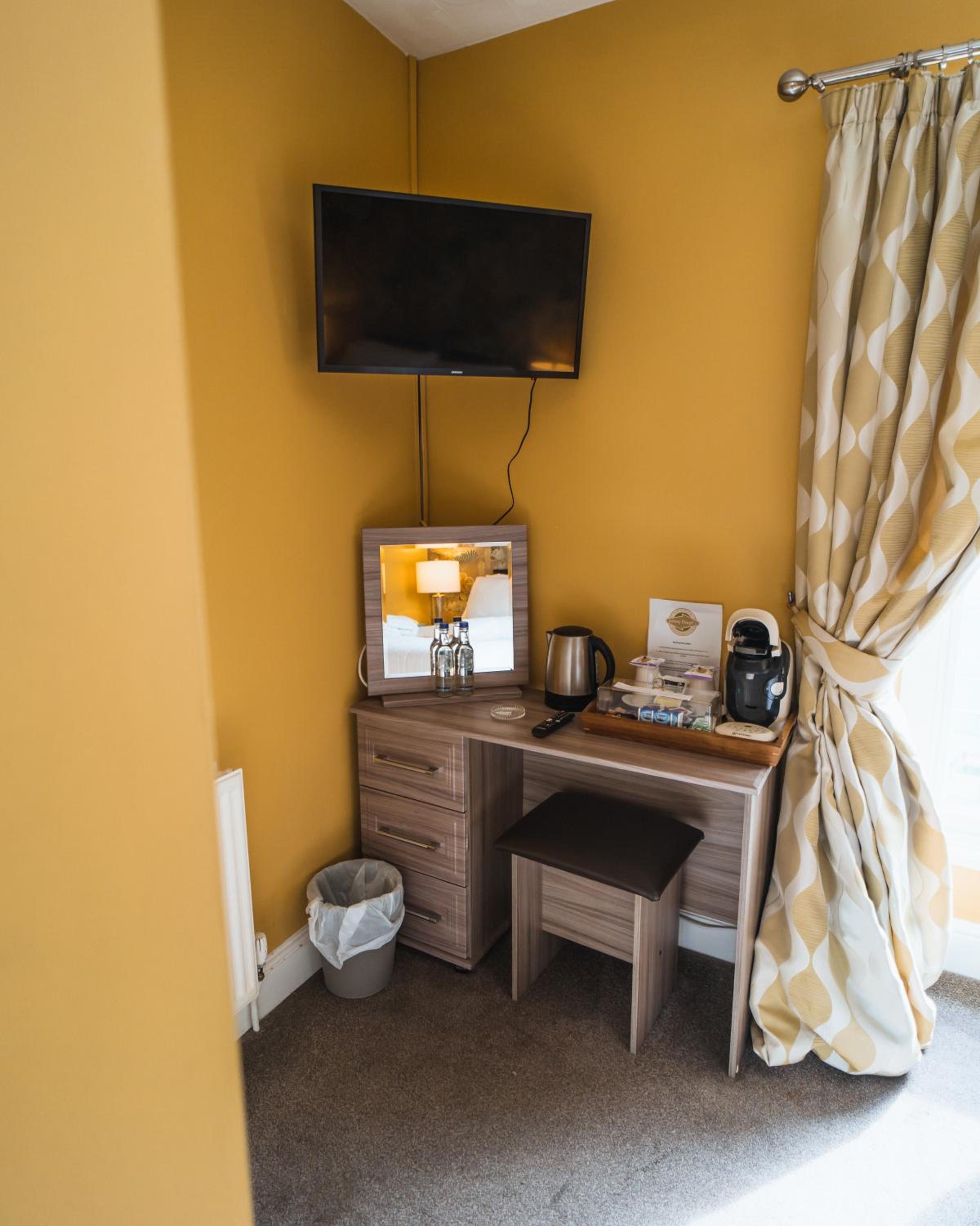 Johnny Dough's Conwy with Rooms
