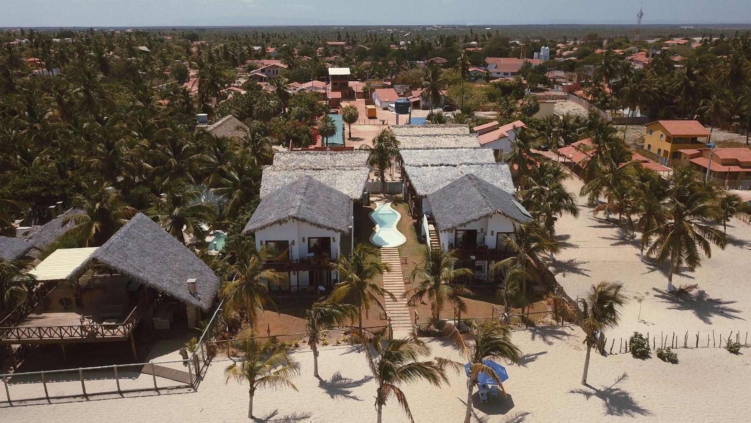 Ap. Peixe Boi Pé na areia com vista frontal e total para o mar