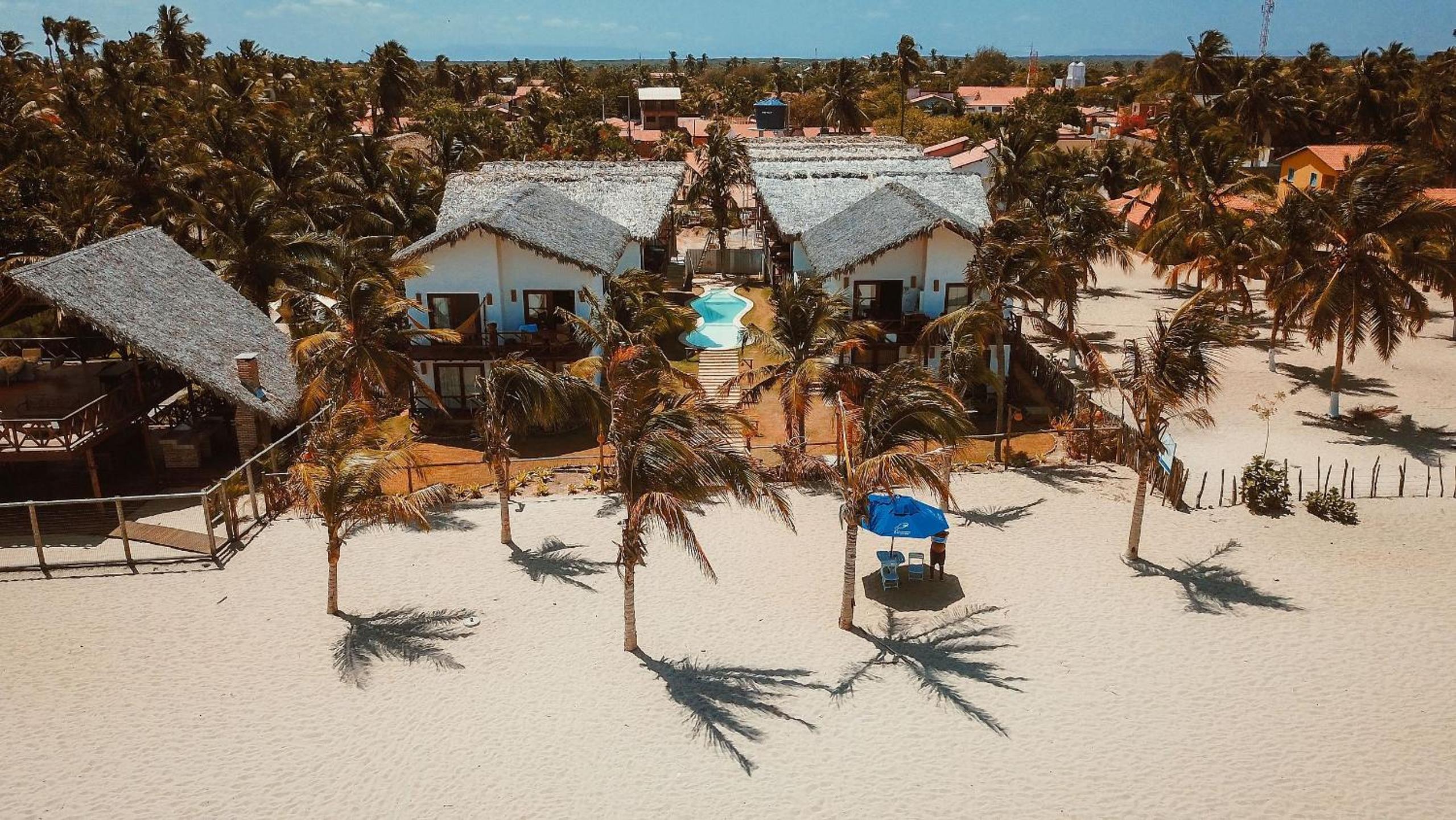Ap. Peixe Boi Pé na areia com vista frontal e total para o mar