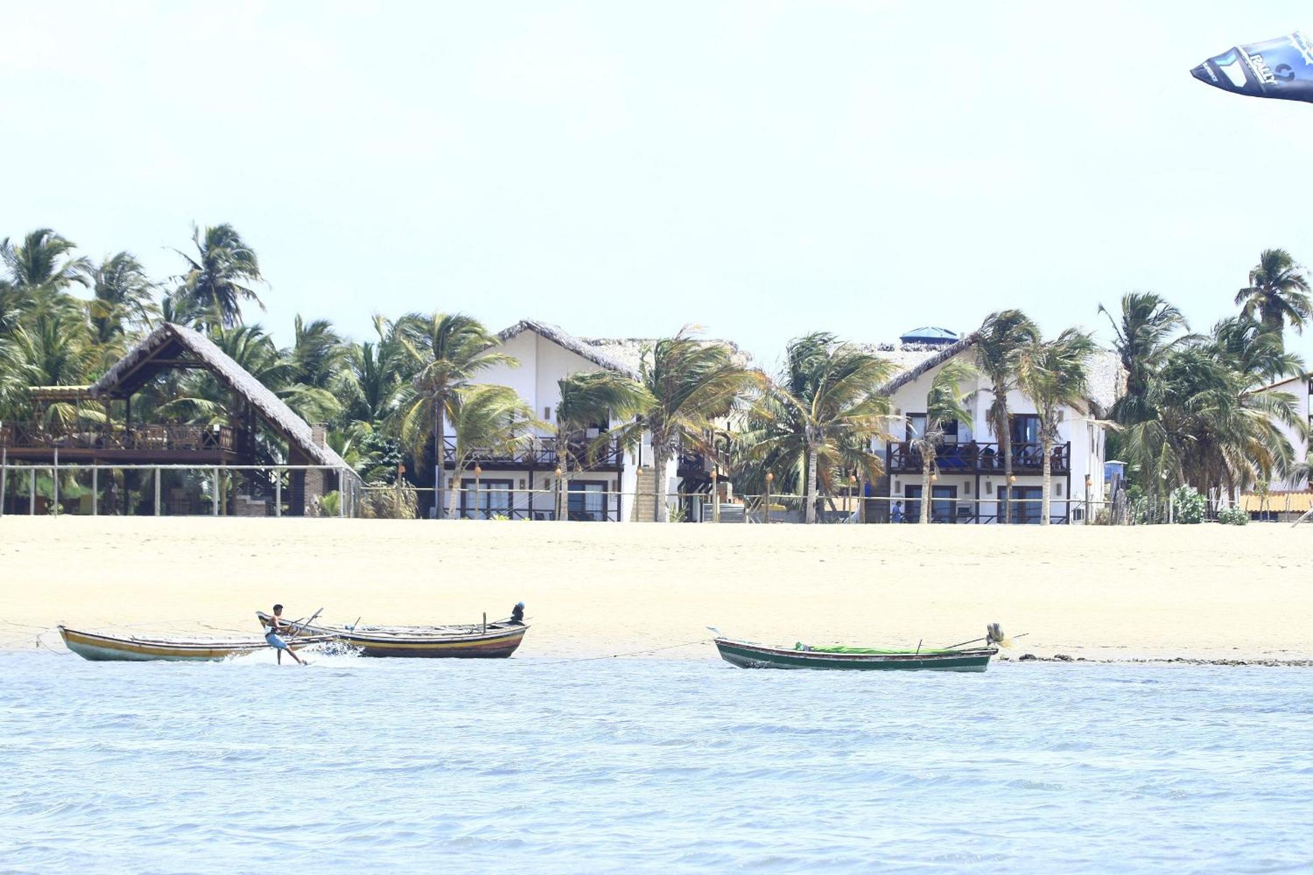 Ap. Peixe Boi Pé na areia com vista frontal e total para o mar