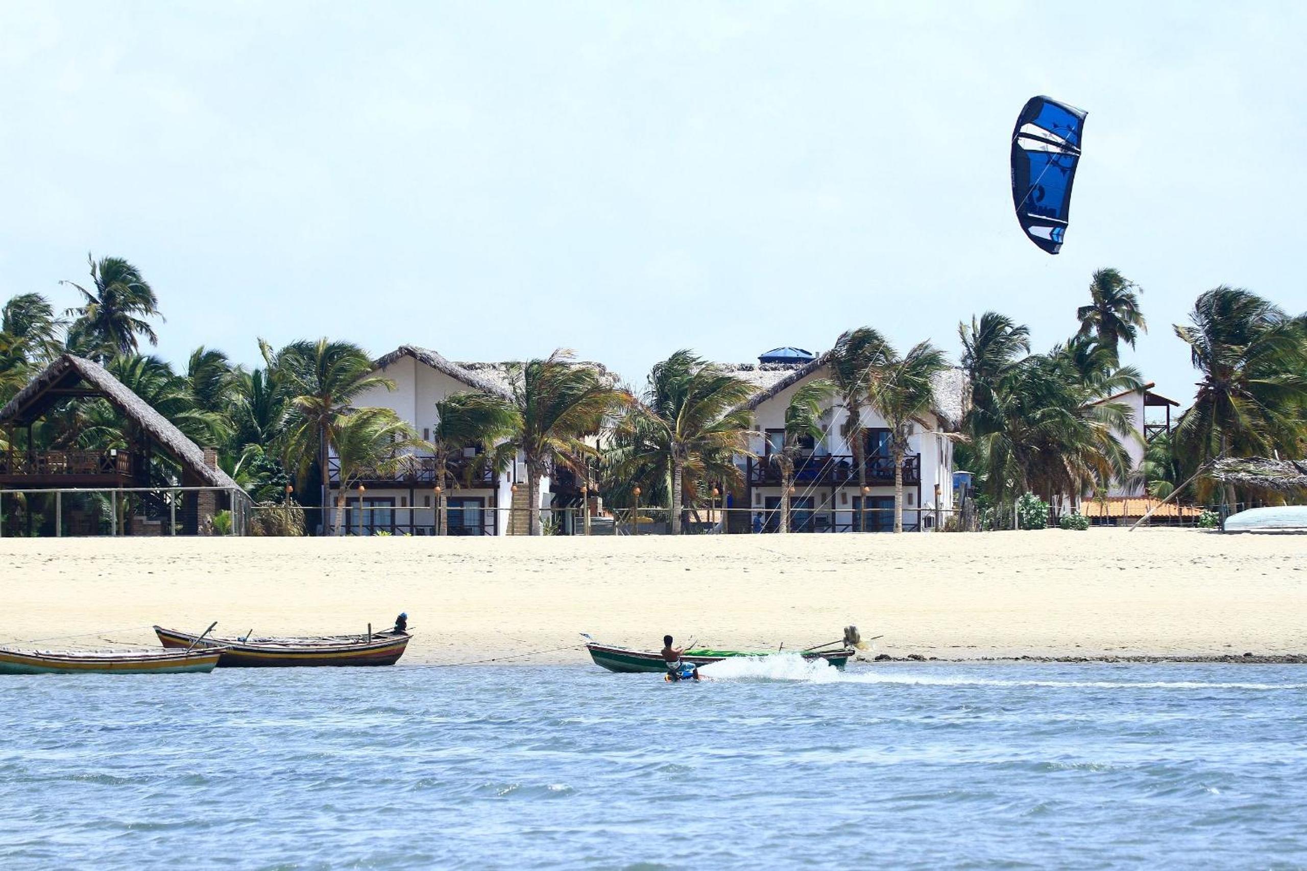 Ap. Peixe Boi Pé na areia com vista frontal e total para o mar