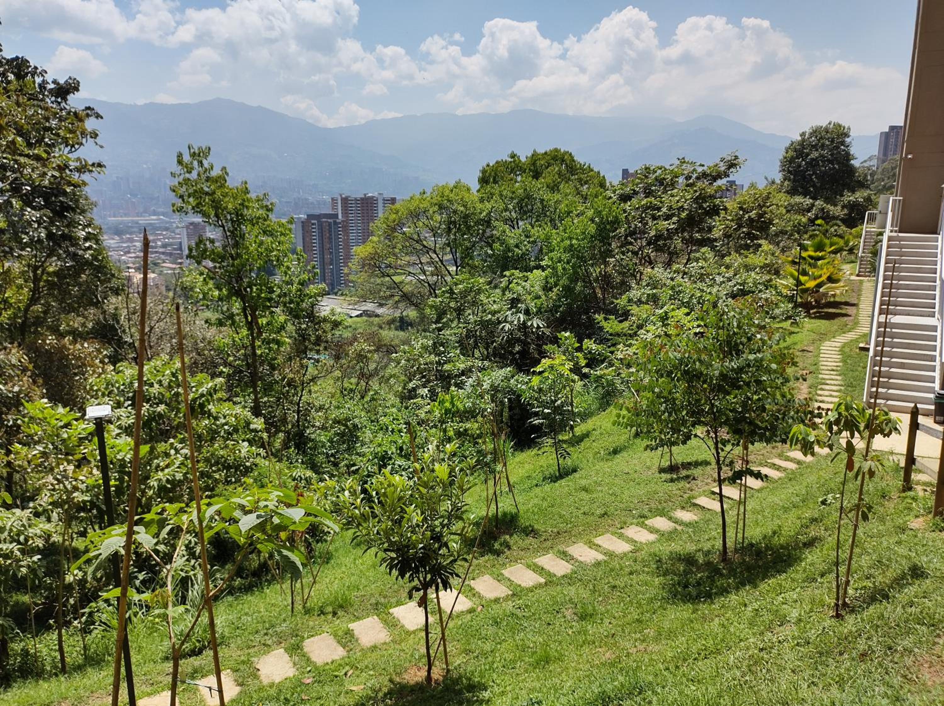 Hermoso Apartamento con vista a todo Medellín view 5