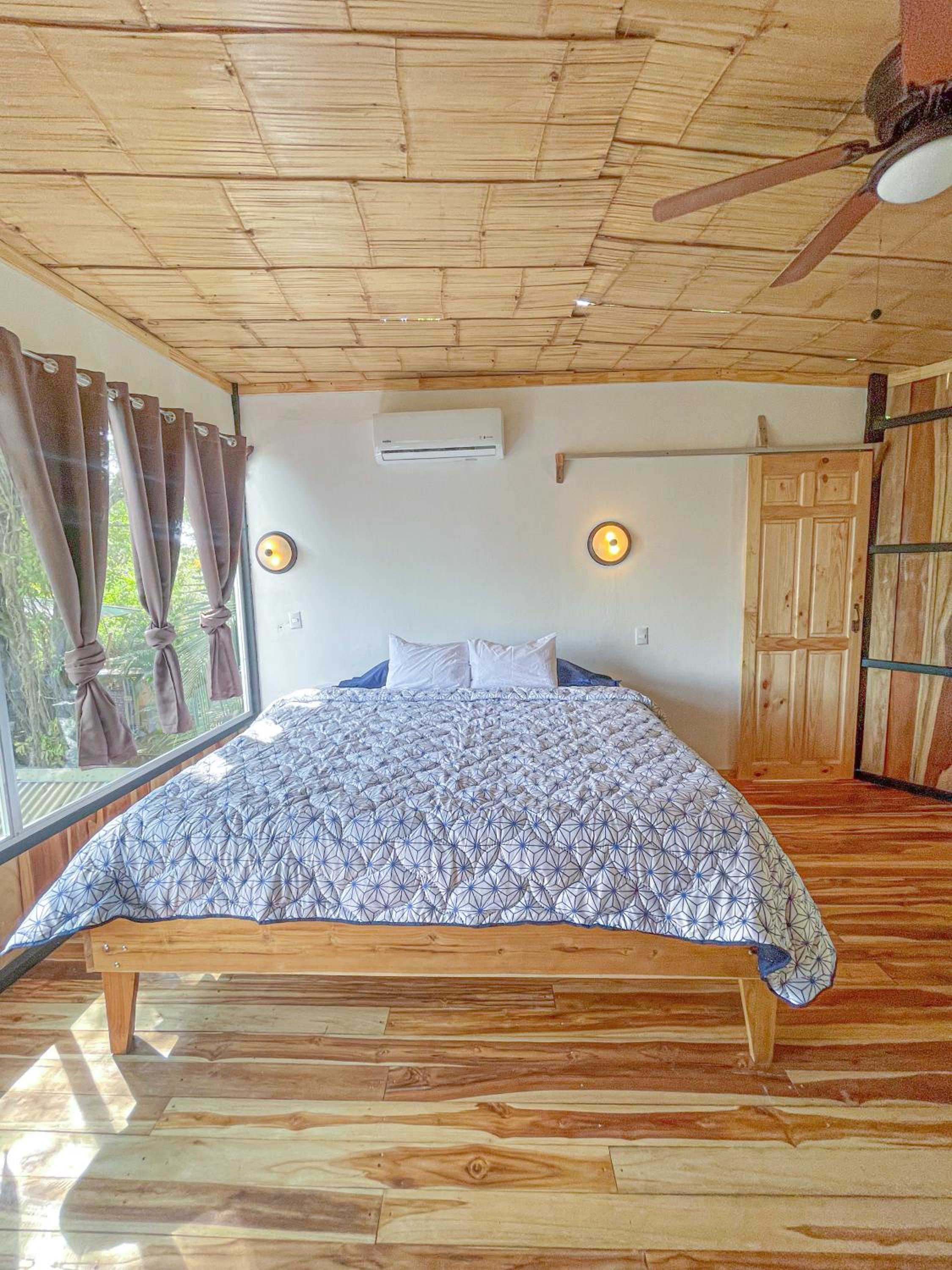 El Gato Rojas Surf Hostel