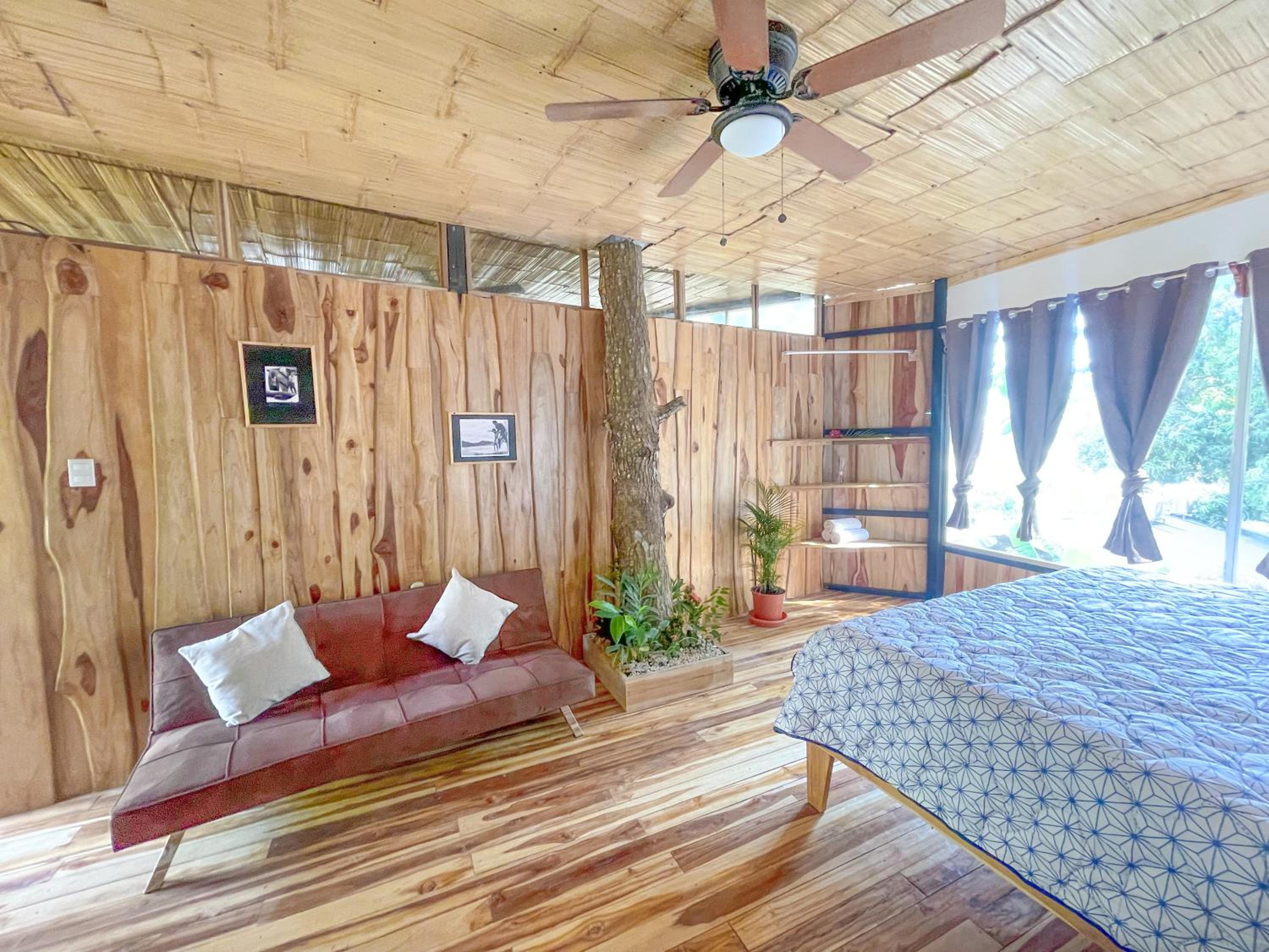 El Gato Rojas Surf Hostel