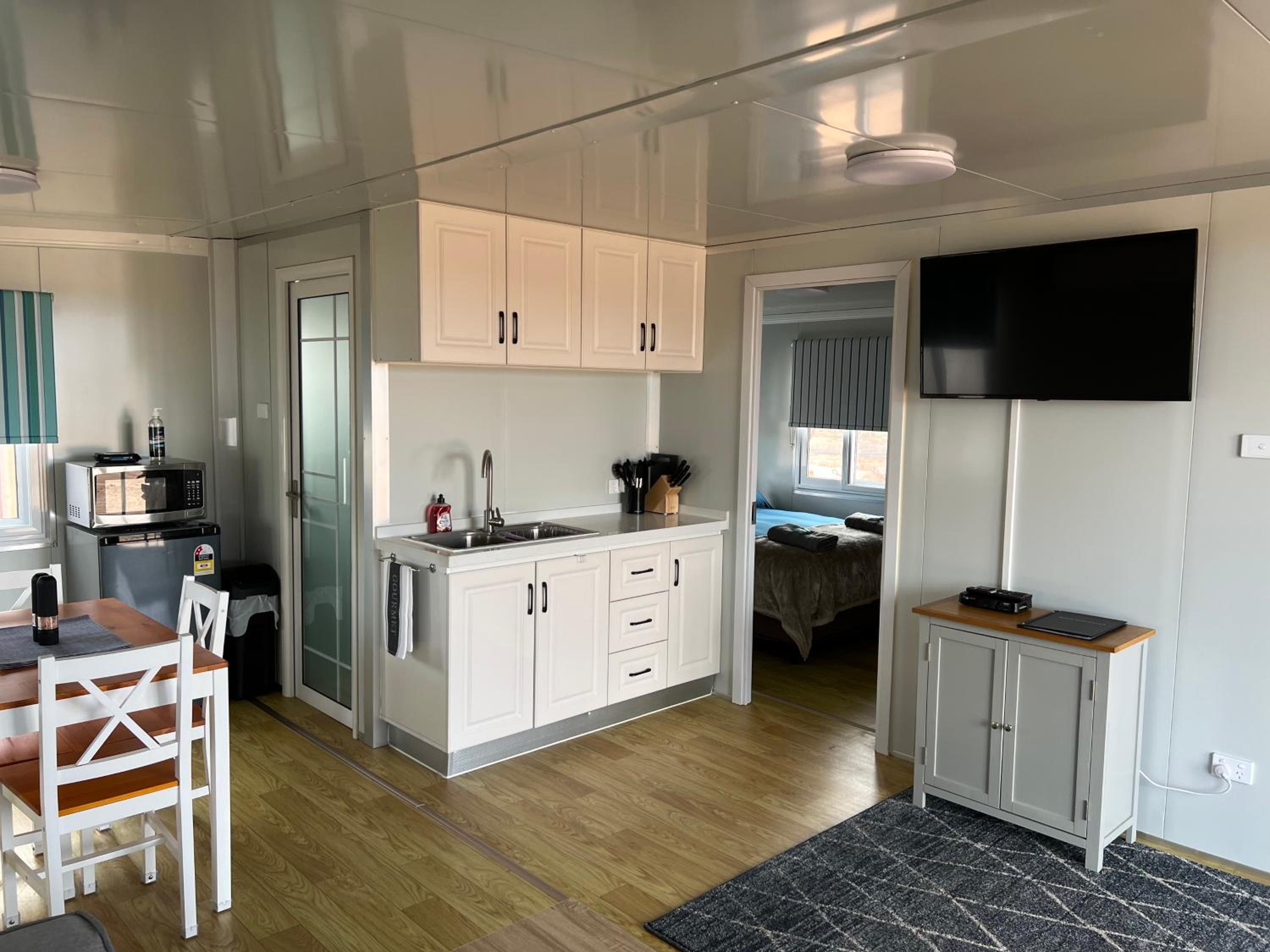 White Cliffs Self Contained Cabin Accommodation