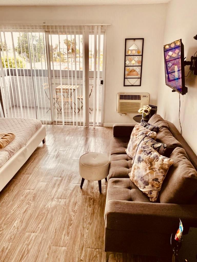 Hollywood Studio with Pool and Balcony