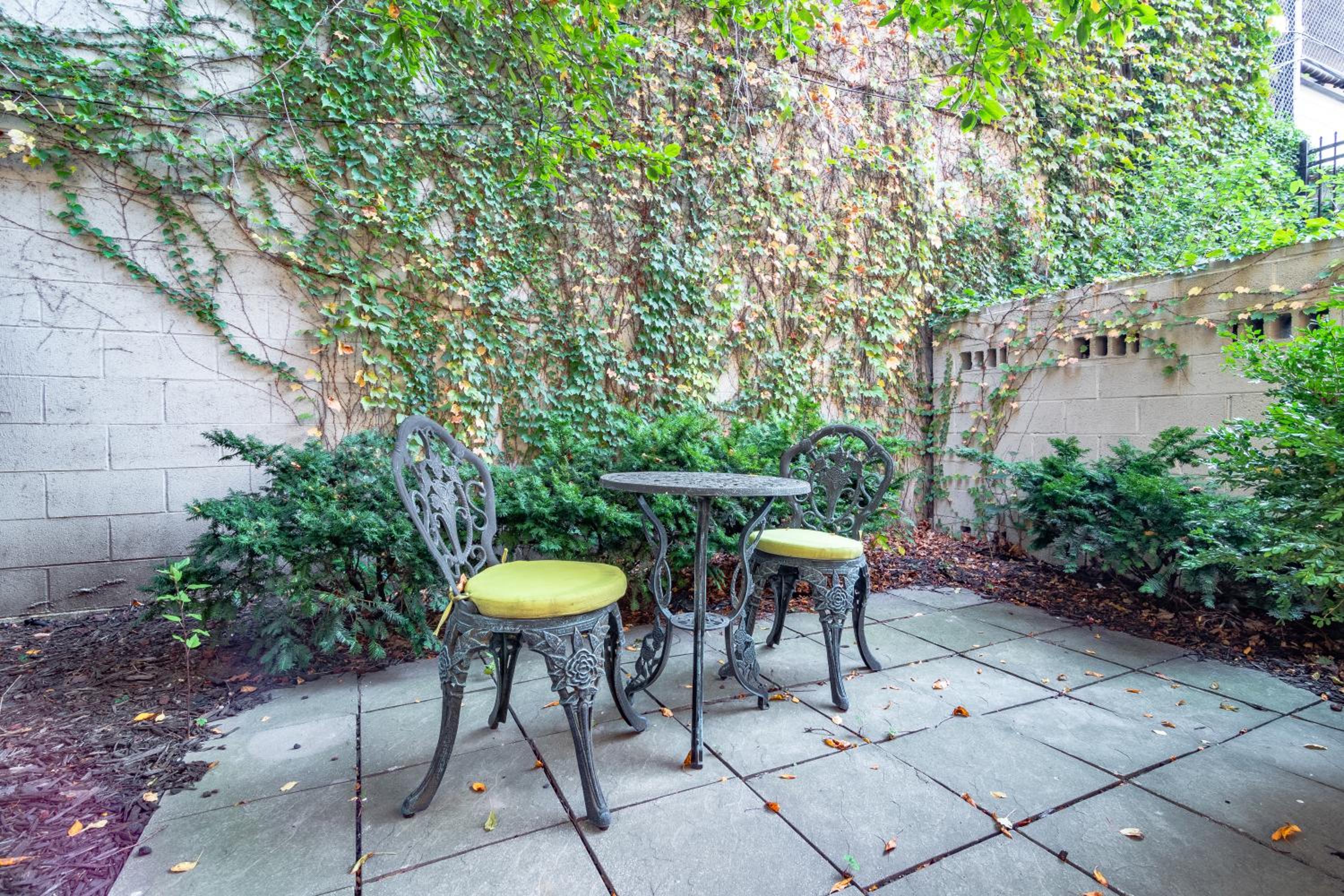 Luxurious Gold Coast 4BR 4-Story Villa with Parking Sleeps 12 Guests view 4