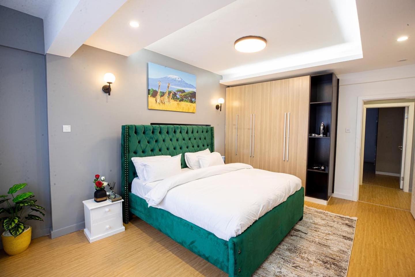 COZY 3-BEDROOM SERVICED APARTMENT IN LAVINGTON BY COZY HOMEs