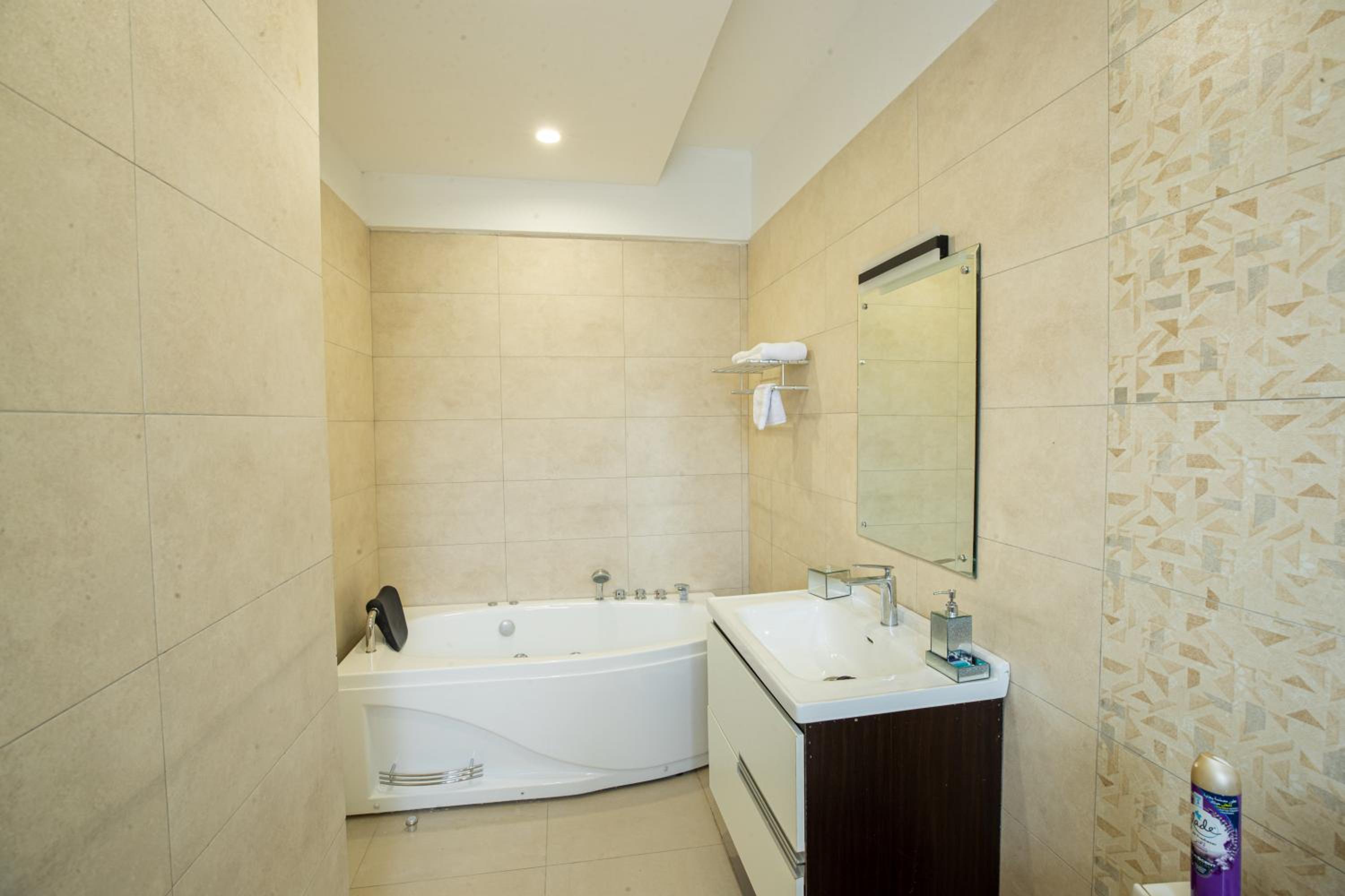 COZY 3-BEDROOM SERVICED APARTMENT IN LAVINGTON BY COZY HOMEs
