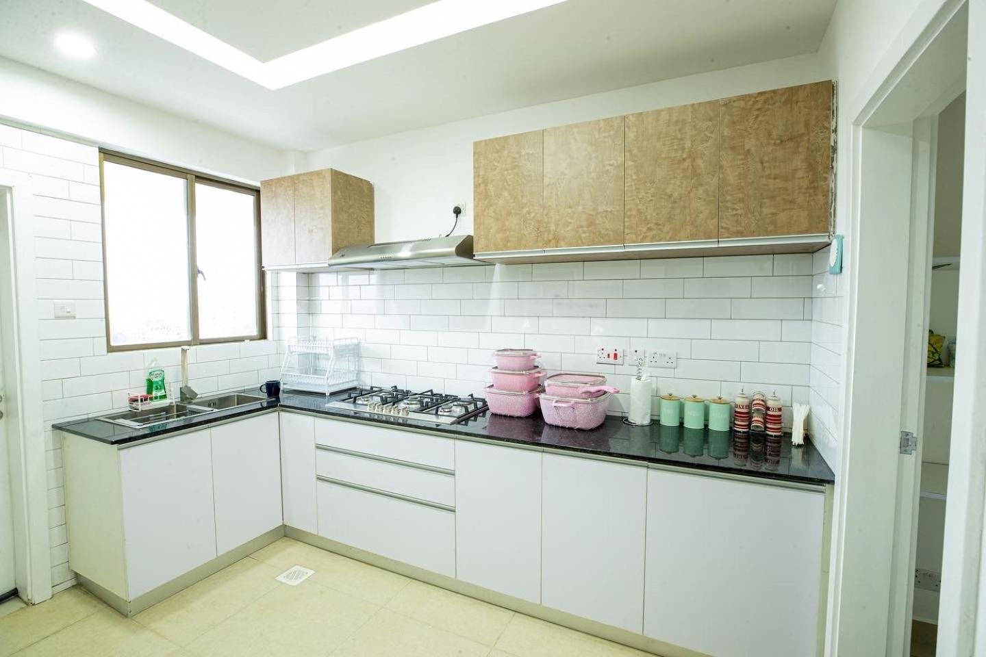 COZY 3-BEDROOM SERVICED APARTMENT IN LAVINGTON BY COZY HOMEs