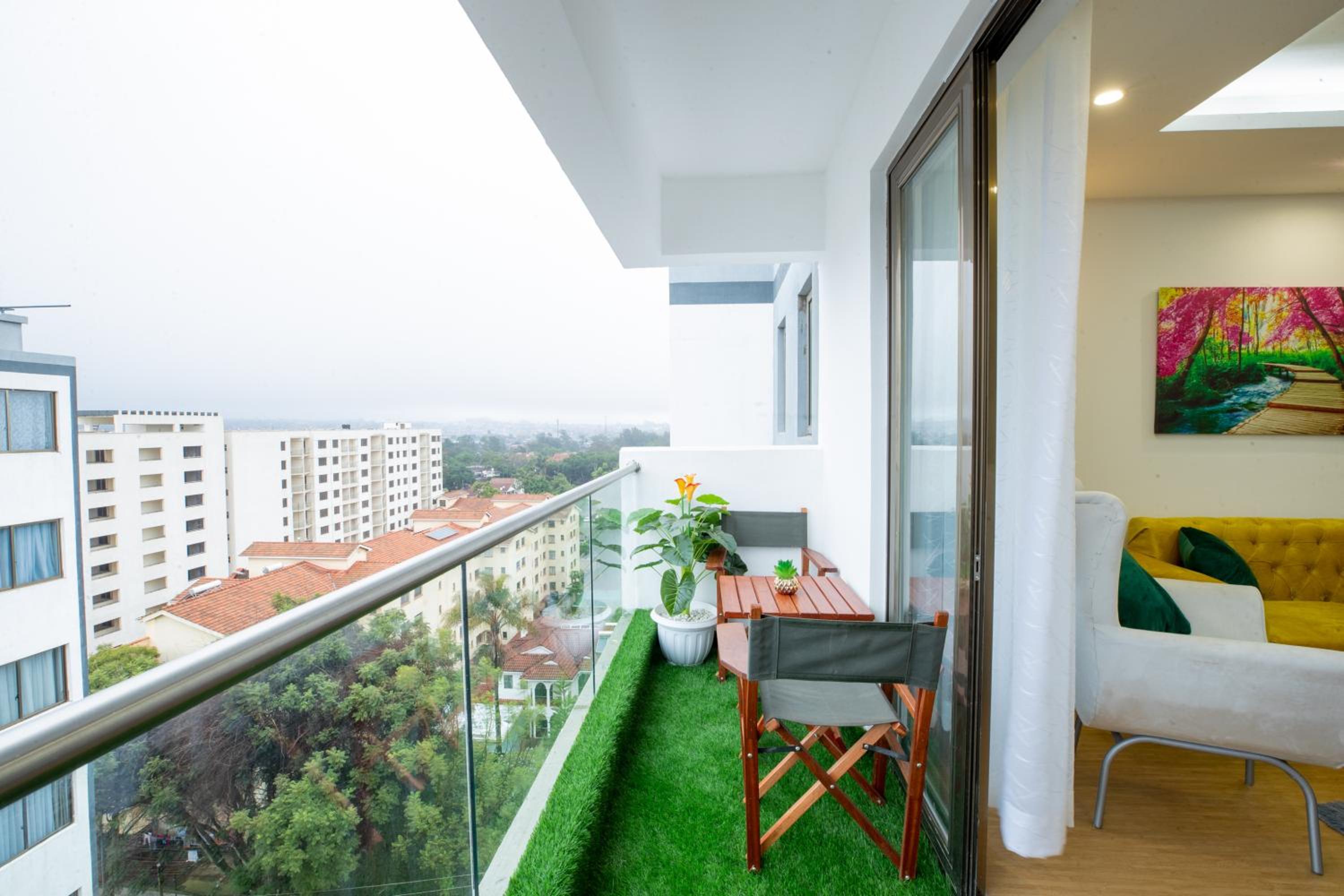 COZY 3-BEDROOM SERVICED APARTMENT IN LAVINGTON BY COZY HOMEs