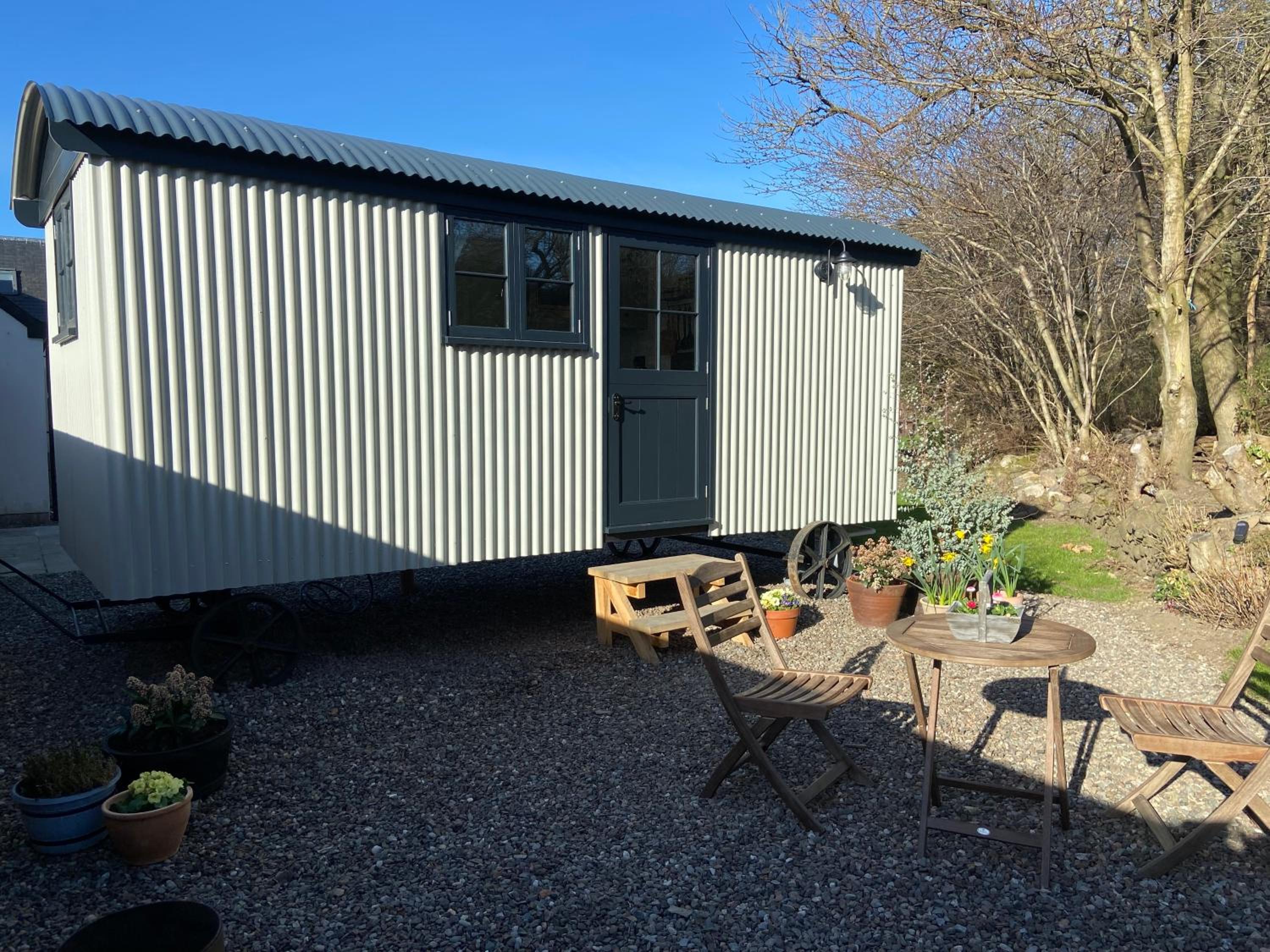 Peaceful Shepherd’s Hut in Beautiful Countryside view 2